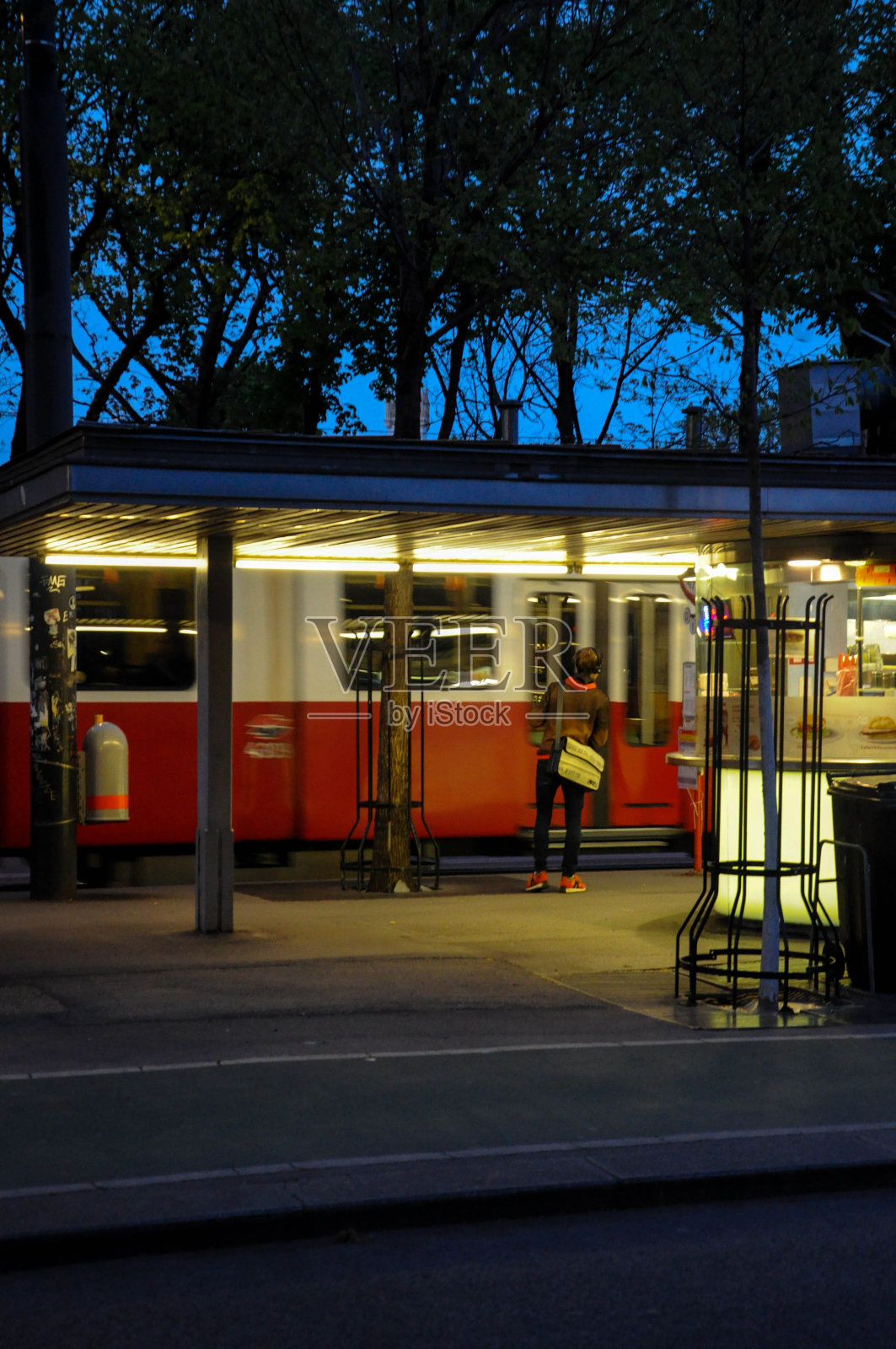 夜间列车照片摄影图片