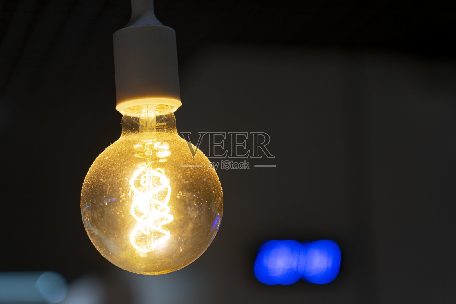 观赏白炽灯与螺旋灯丝为轻松的气氛。照片摄影图片