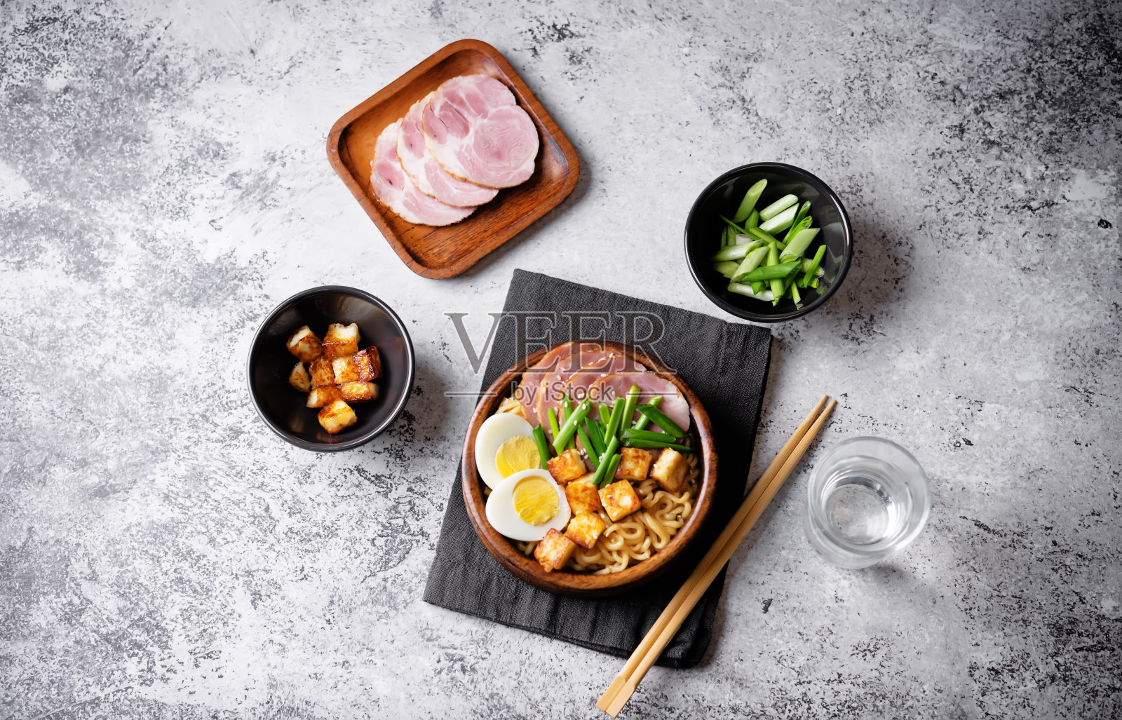 肉片拉面，炒豆腐，鸡蛋和葱在碗里照片摄影图片