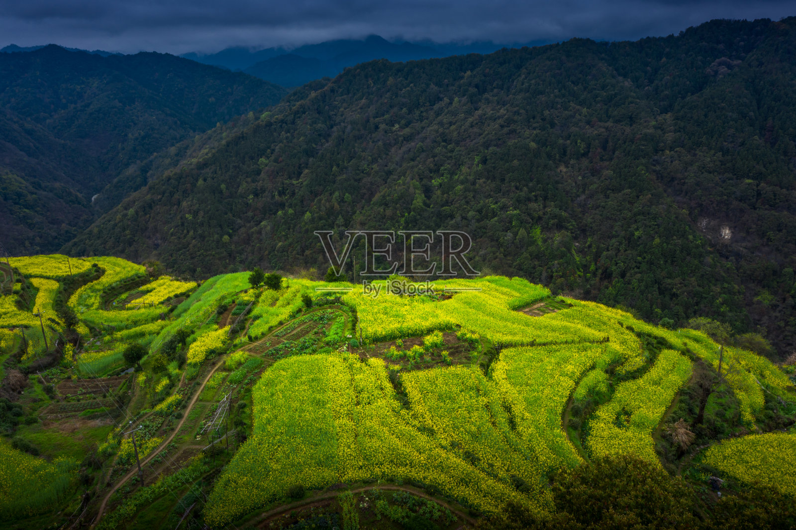 山区春景航拍照片摄影图片