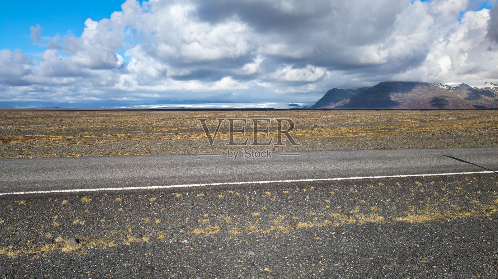 一条孤独的道路蜿蜒穿过远处开阔的风景照片摄影图片