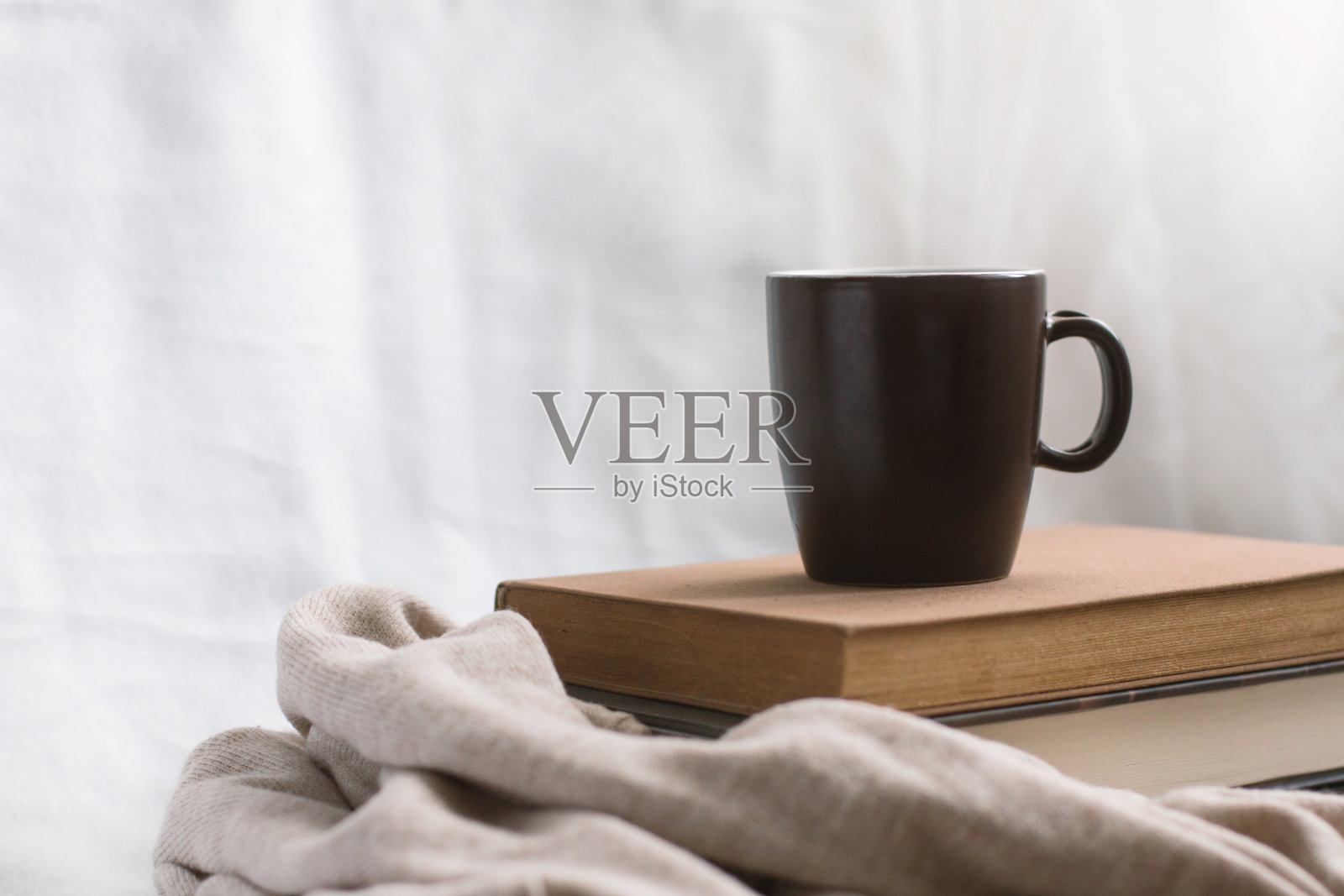 简单的室内构图放松用咖啡和书籍。照片摄影图片