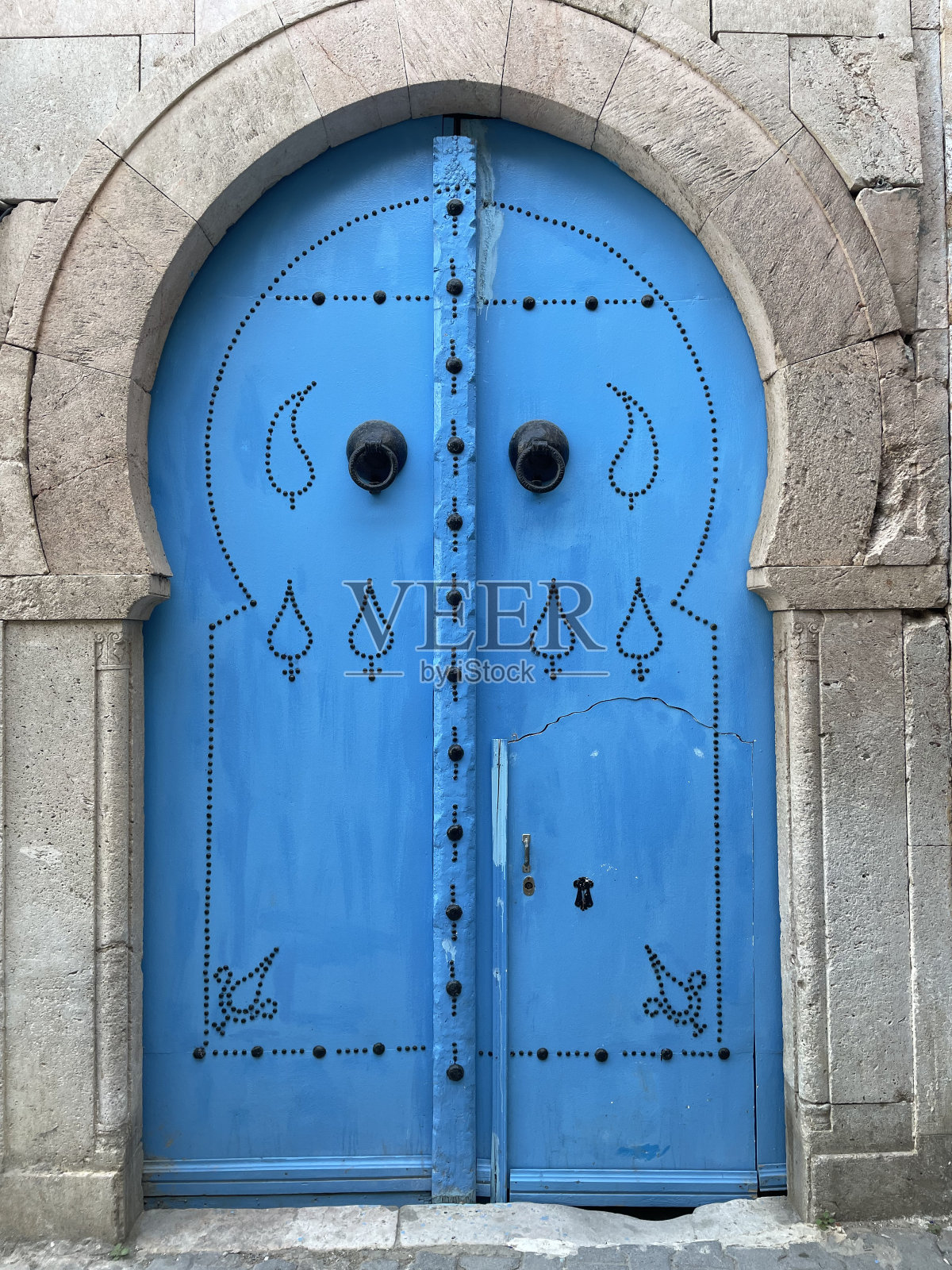 突尼斯麦地那的一扇蓝色门，以传统风格装饰照片摄影图片