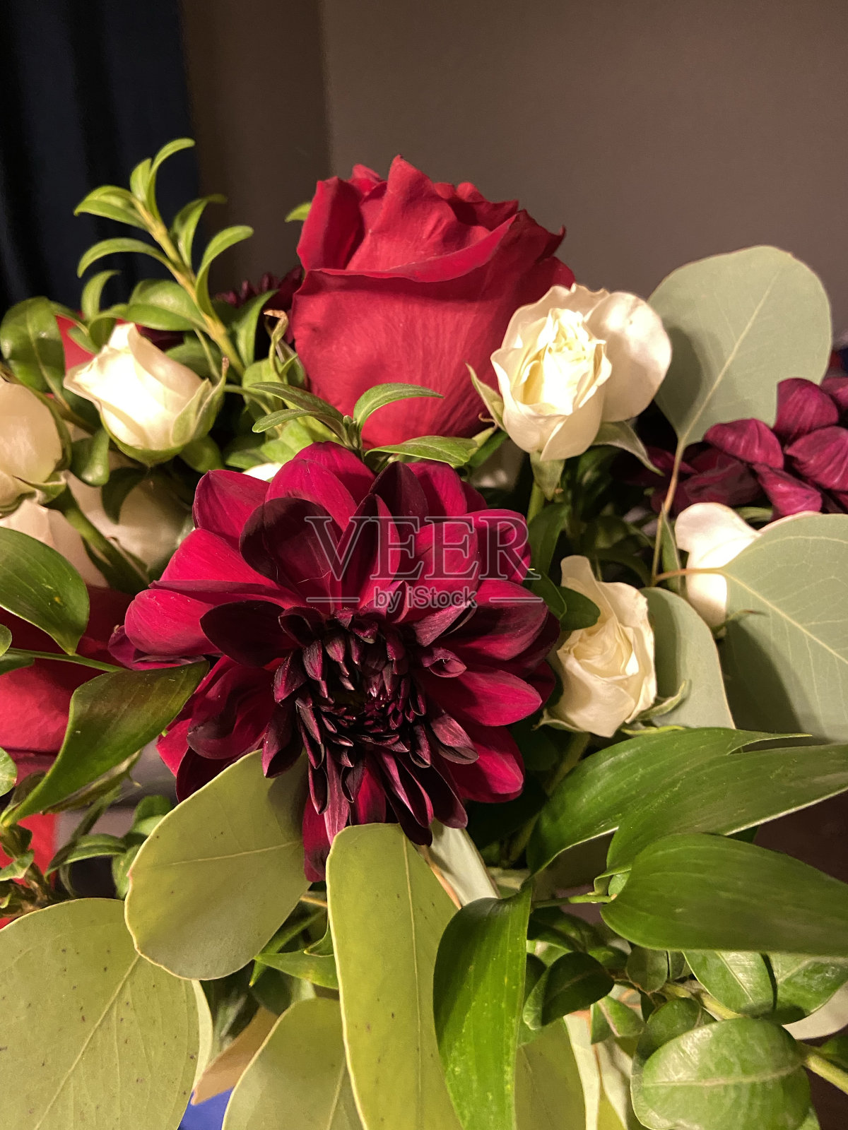 红色和白色的花束照片摄影图片