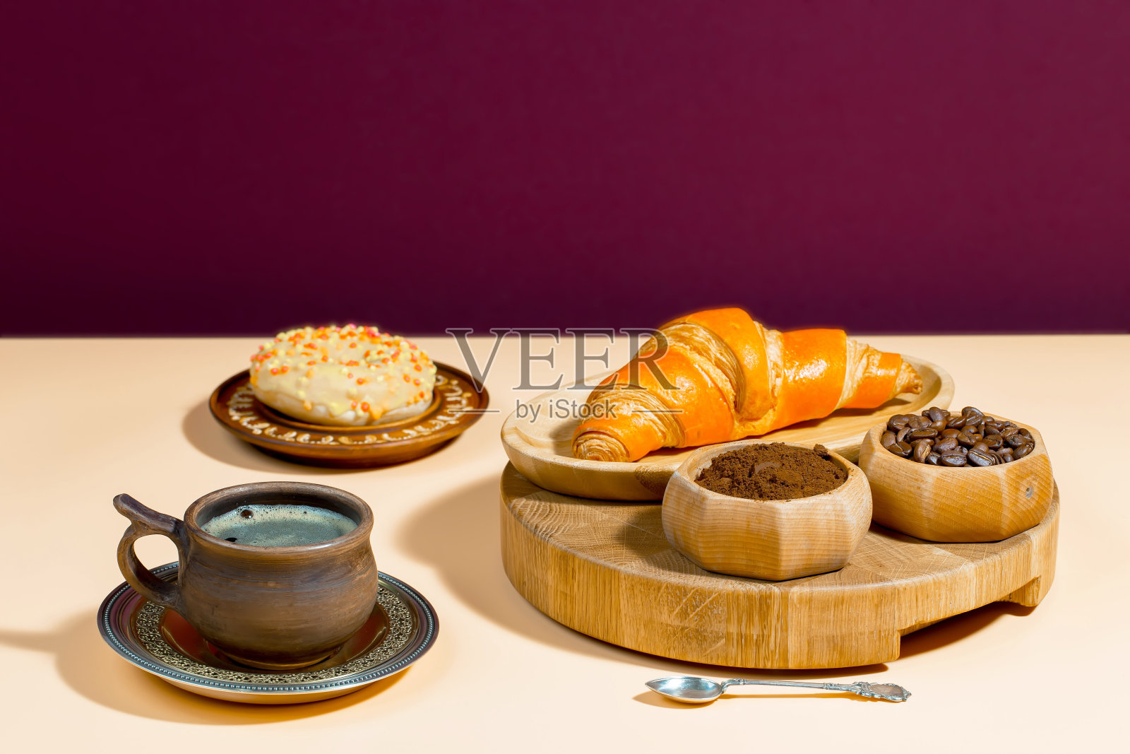 黑咖啡，装在杯子里，放在桌上。照片摄影图片