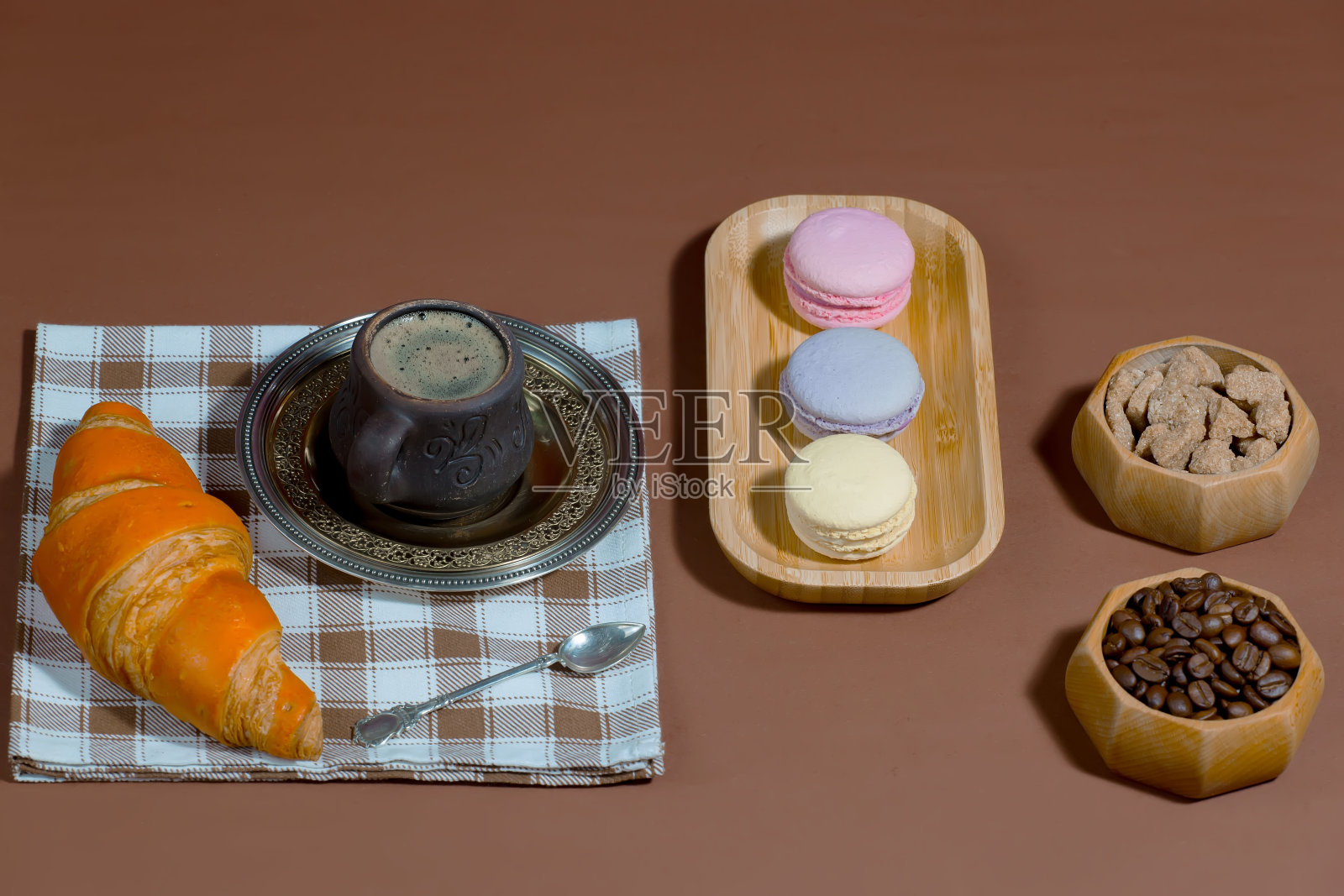 黑咖啡，装在杯子里，放在桌上。照片摄影图片