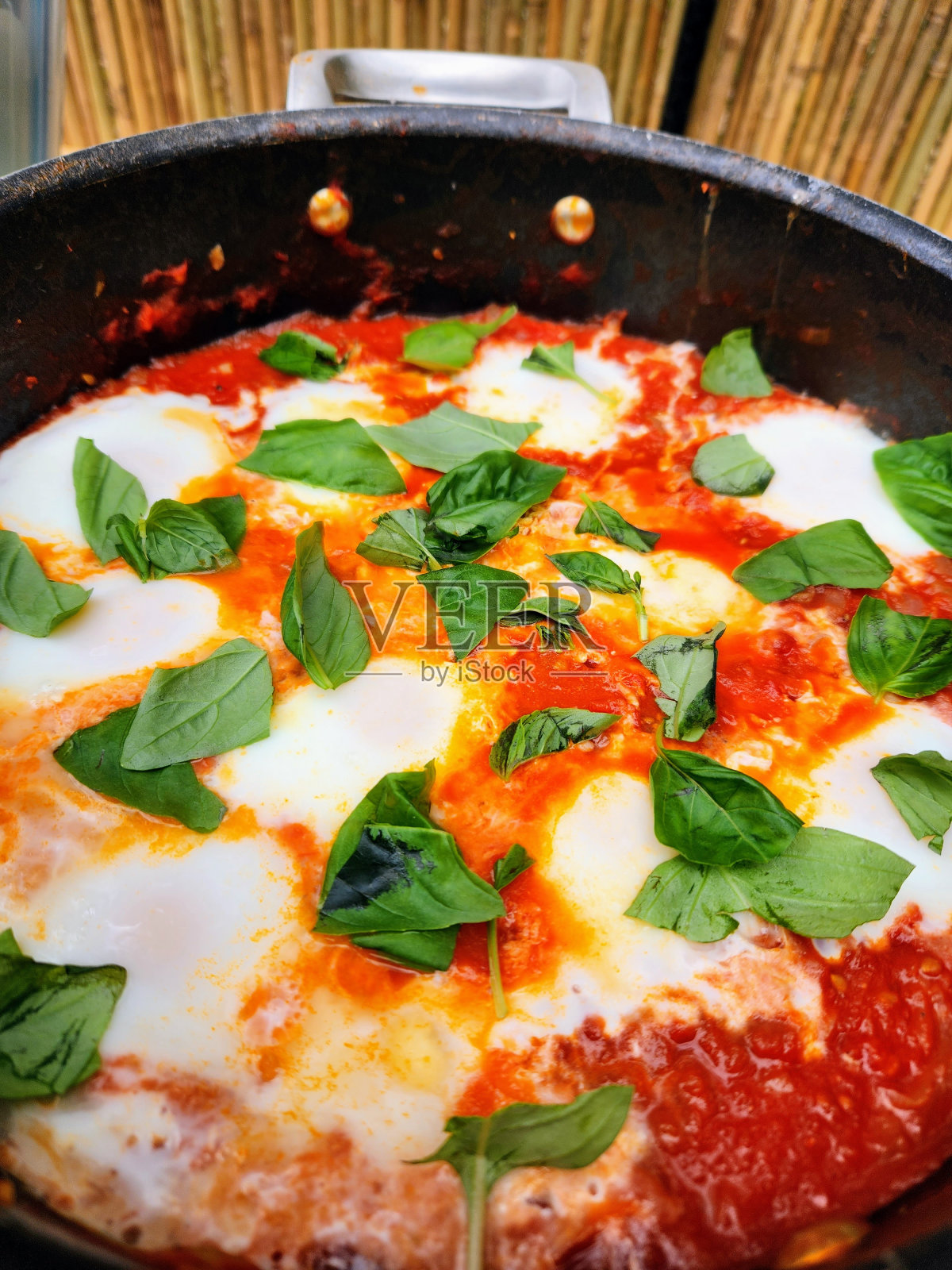 马苏里拉番茄罗勒披萨照片摄影图片