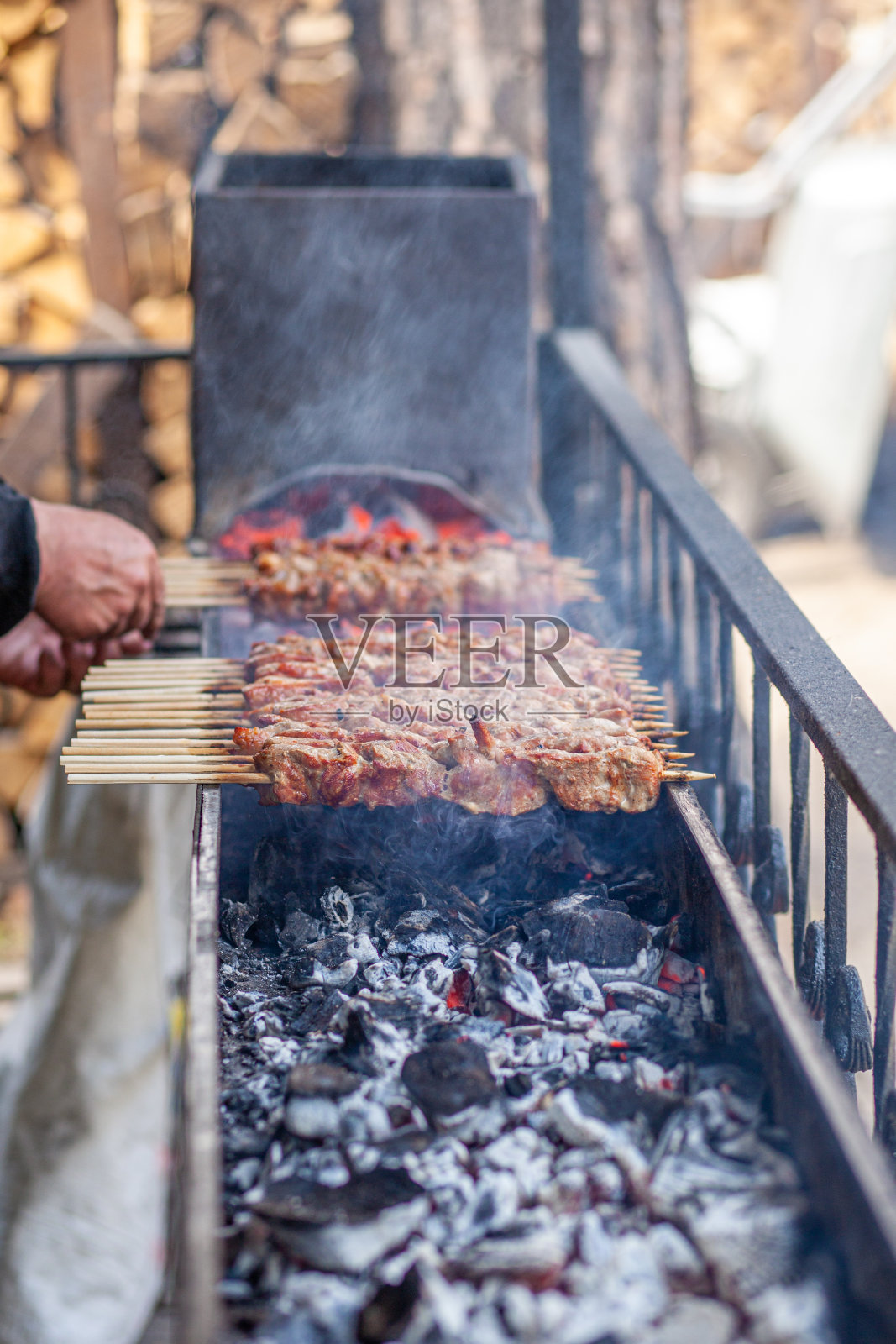 日落时分，烤肉串在金属串上照片摄影图片