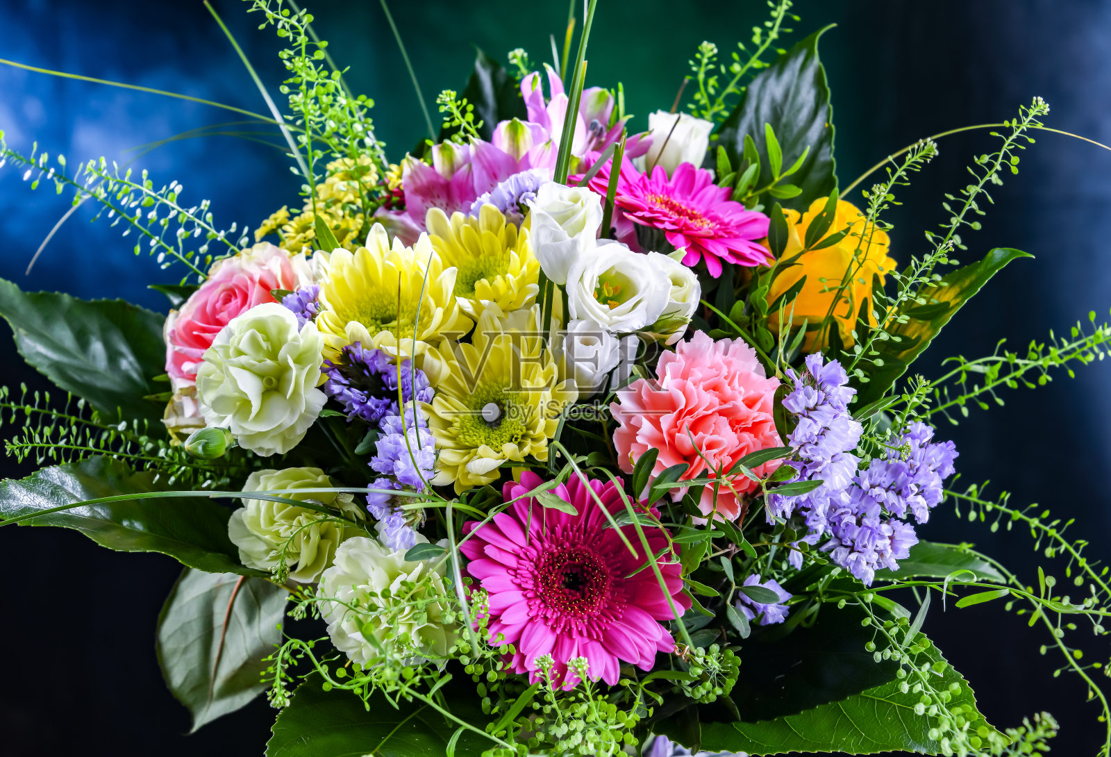 配上一束刚剪下的鲜花照片摄影图片