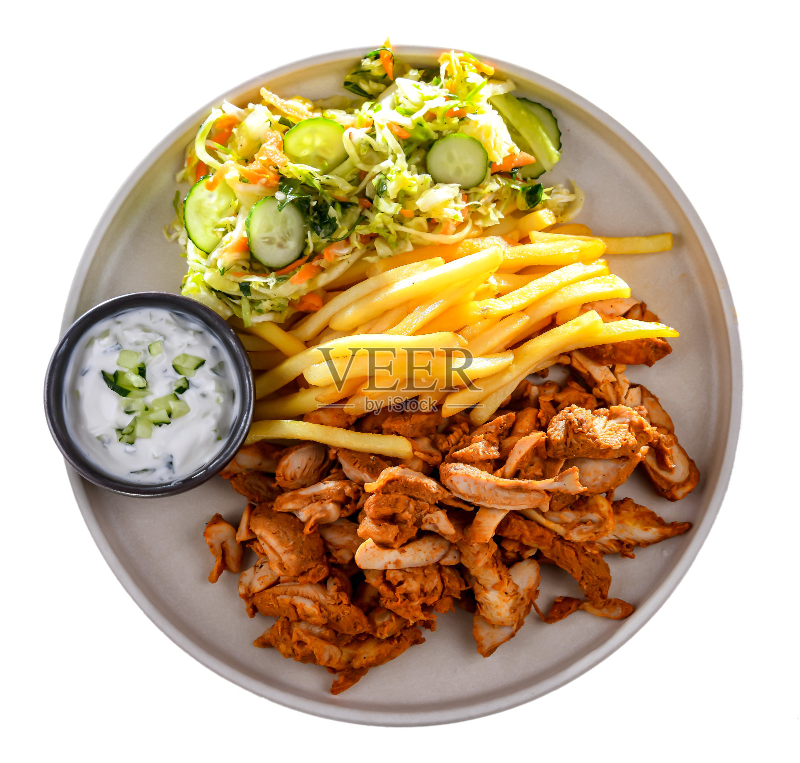 烤肉串配炸薯条、蔬菜沙拉和酸黄瓜照片摄影图片