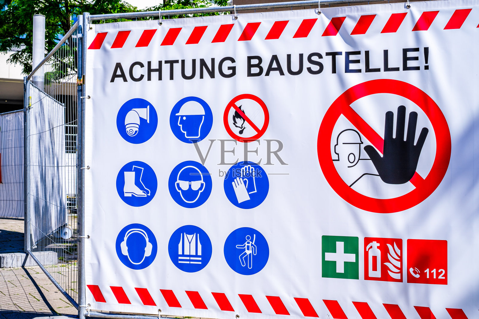 德国，工作中的男人们在做手势照片摄影图片