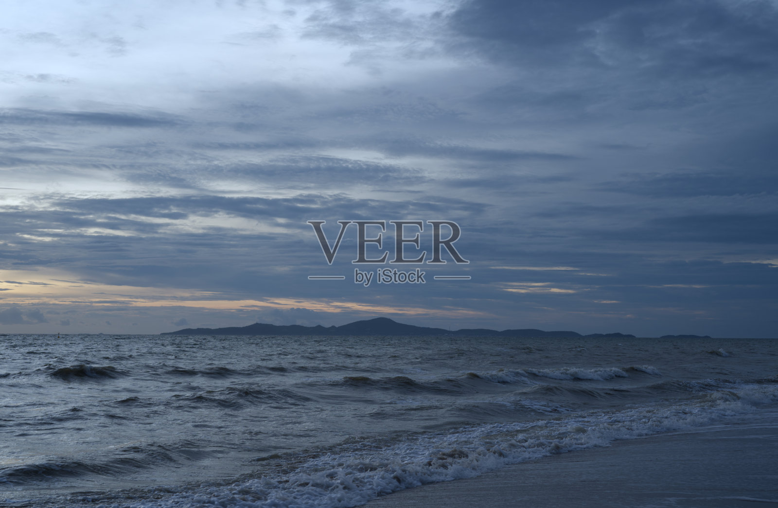 天空有蓝色的光和美丽的云照片摄影图片