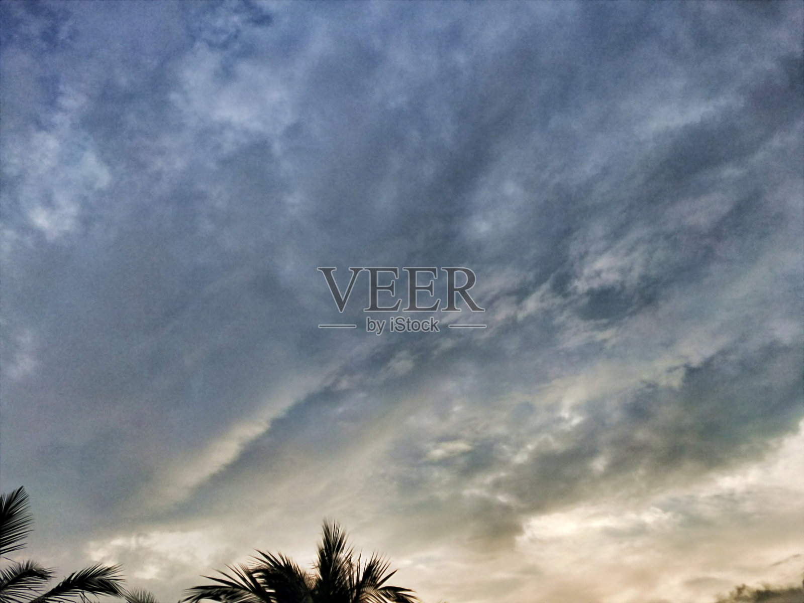 日落天空中可见的季风云照片摄影图片