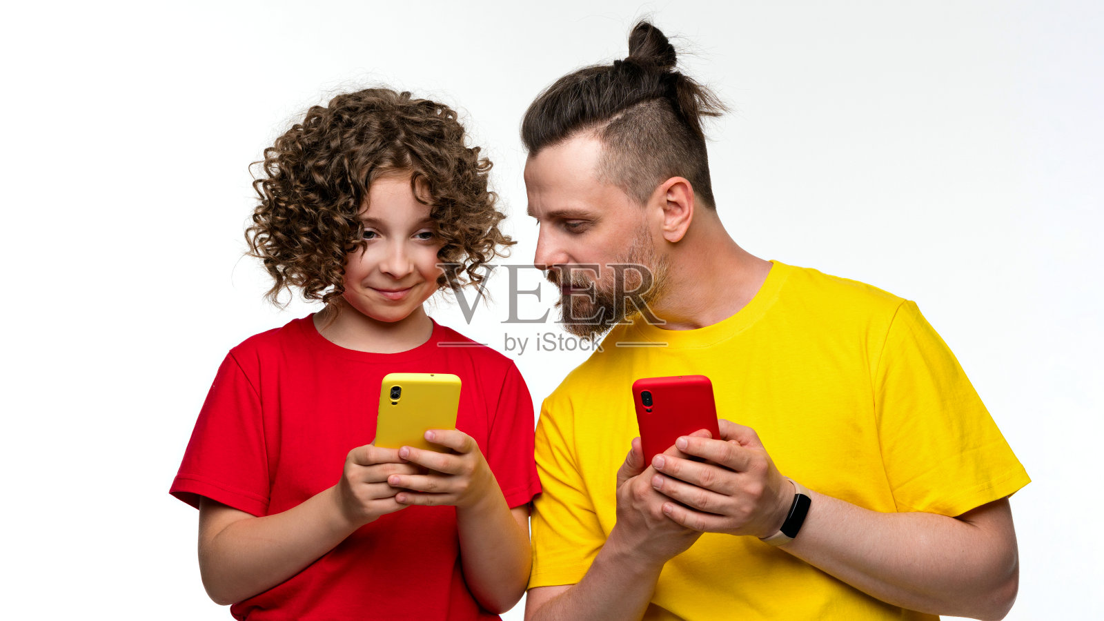 爸爸检查女儿的网络活动照片摄影图片