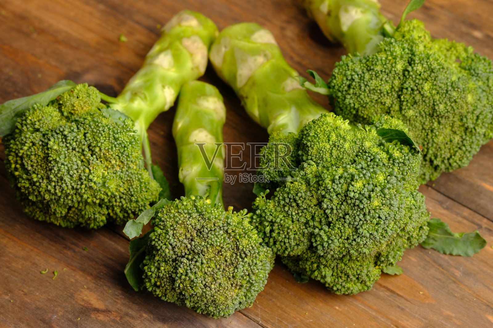 西兰花是卷心菜科的一种可食用的绿色植物。甘蓝，意大利变种。巨大的脑袋。brokoli。黄色桌子上的西兰花。照片摄影图片