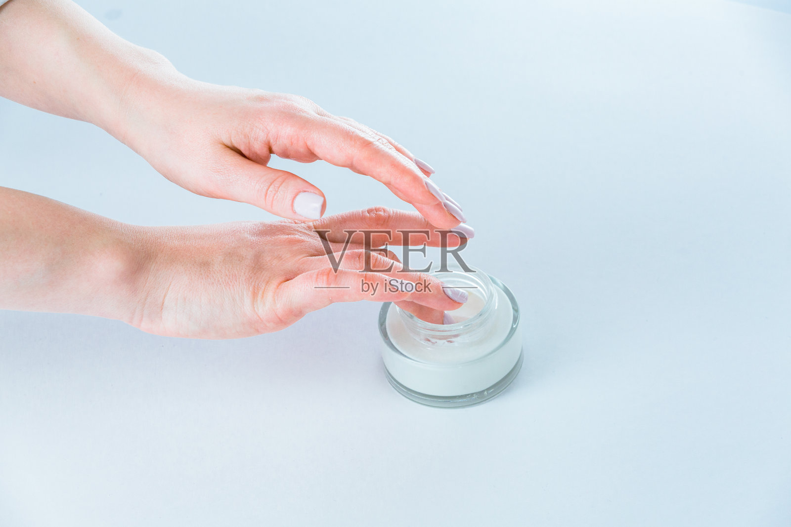 女子双手从罐子里取出保湿霜照片摄影图片