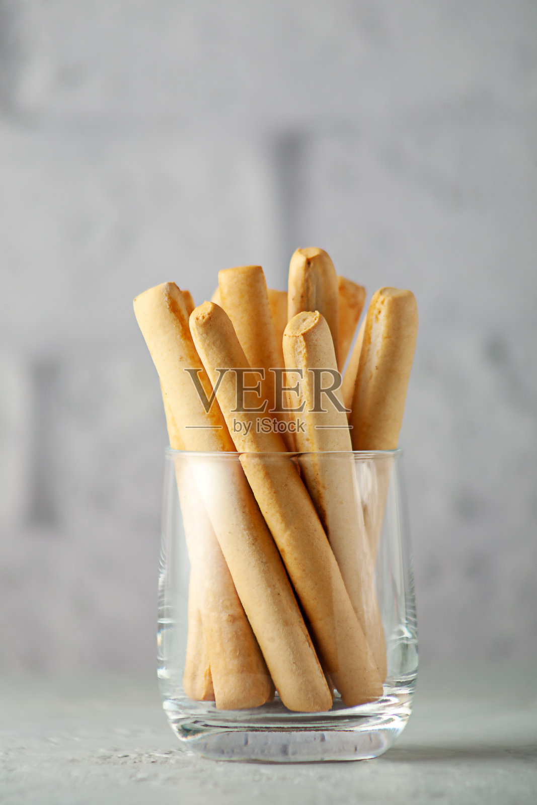 意大利格里森尼或咸面包条。新鲜的意大利小吃。照片摄影图片