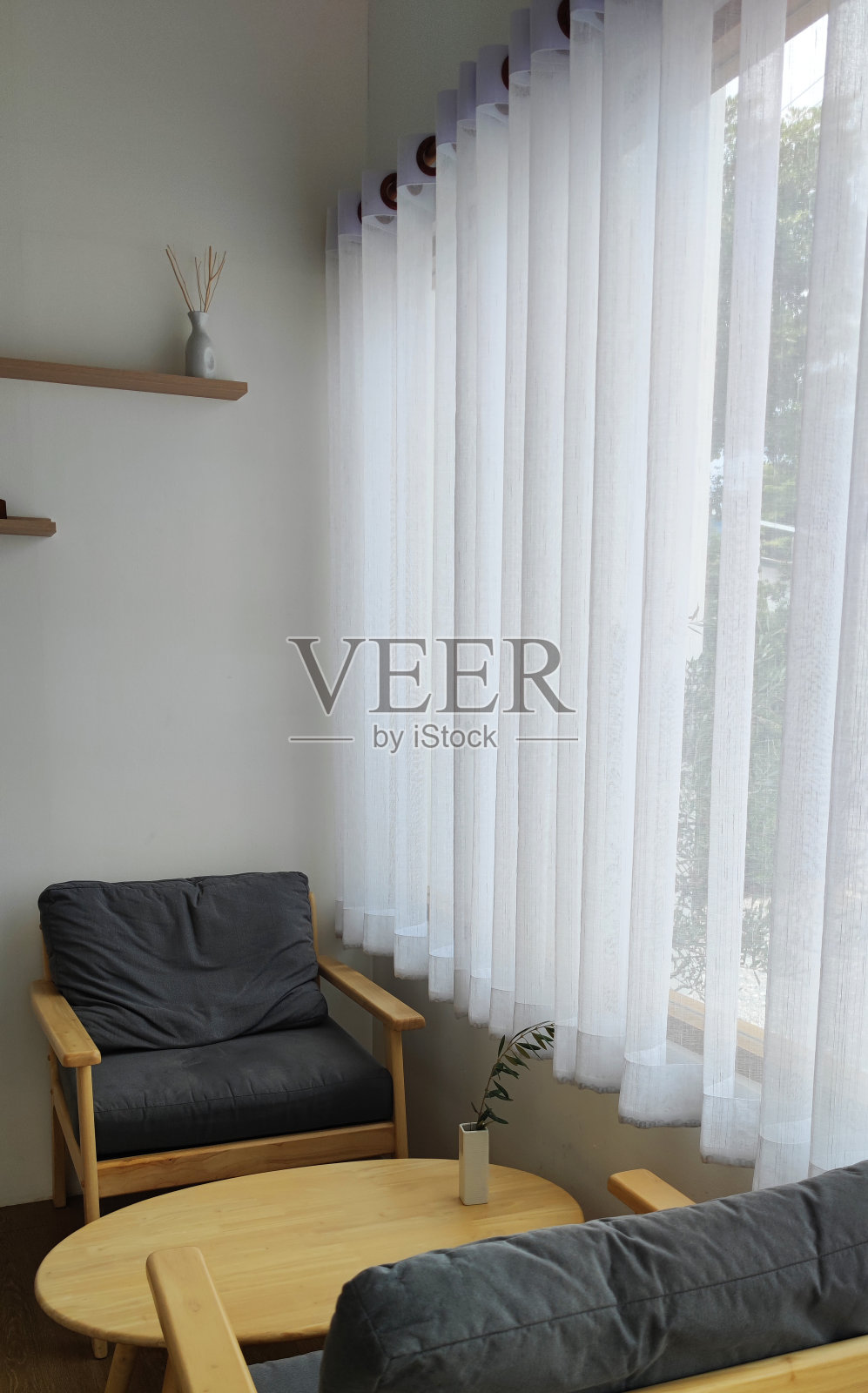 咖啡厅白色窗帘旁边的木椅-室内设计复古风格-放松和令人不寒而栗的氛围-来自泰国曼谷的图像照片摄影图片