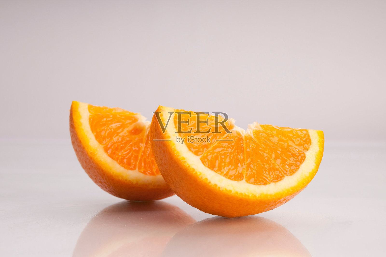 明亮的橘色柑橘果香衬托着白色的背景。照片摄影图片