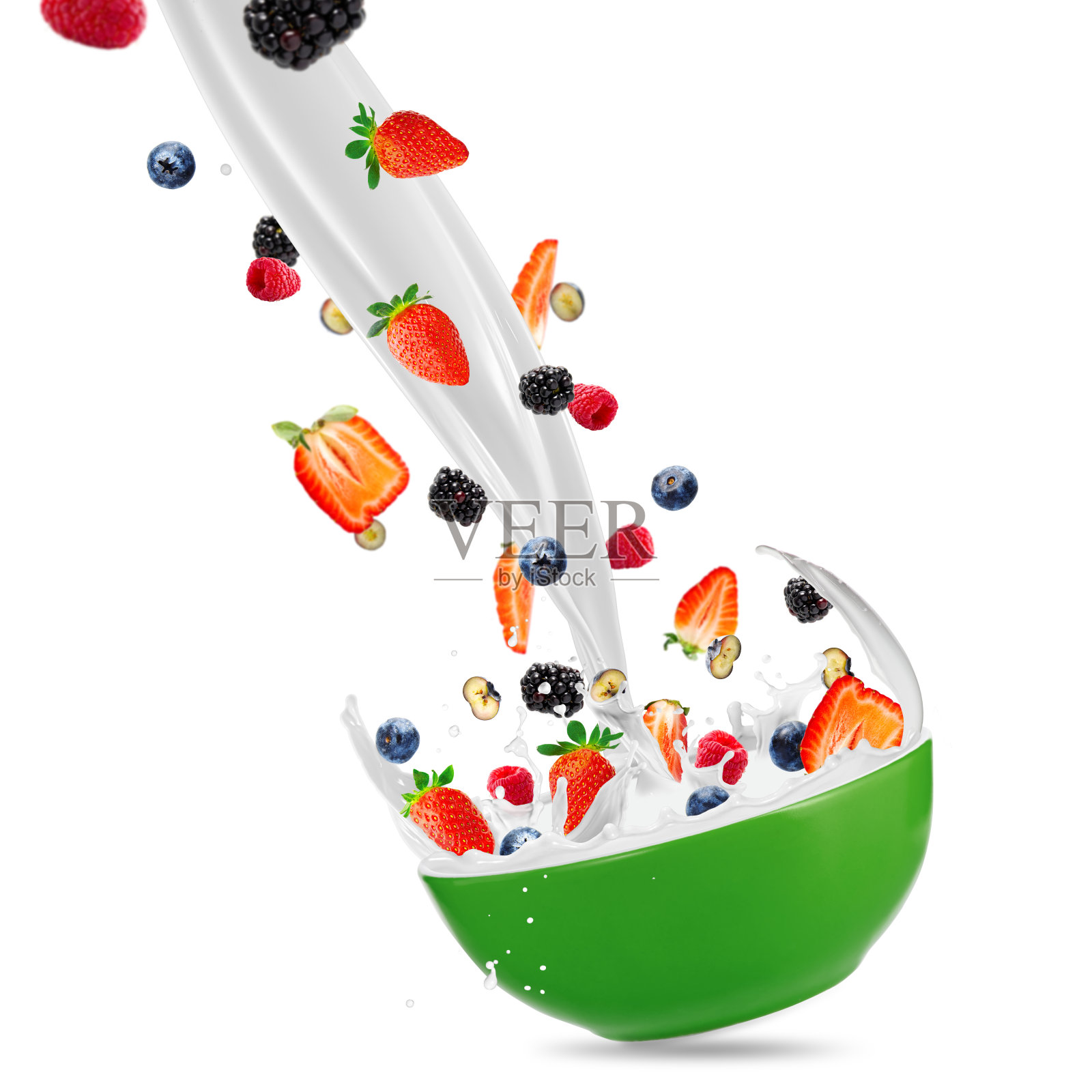 草莓掉进一碗新鲜的奶油里。健康早餐，牛奶和新鲜浆果。照片摄影图片