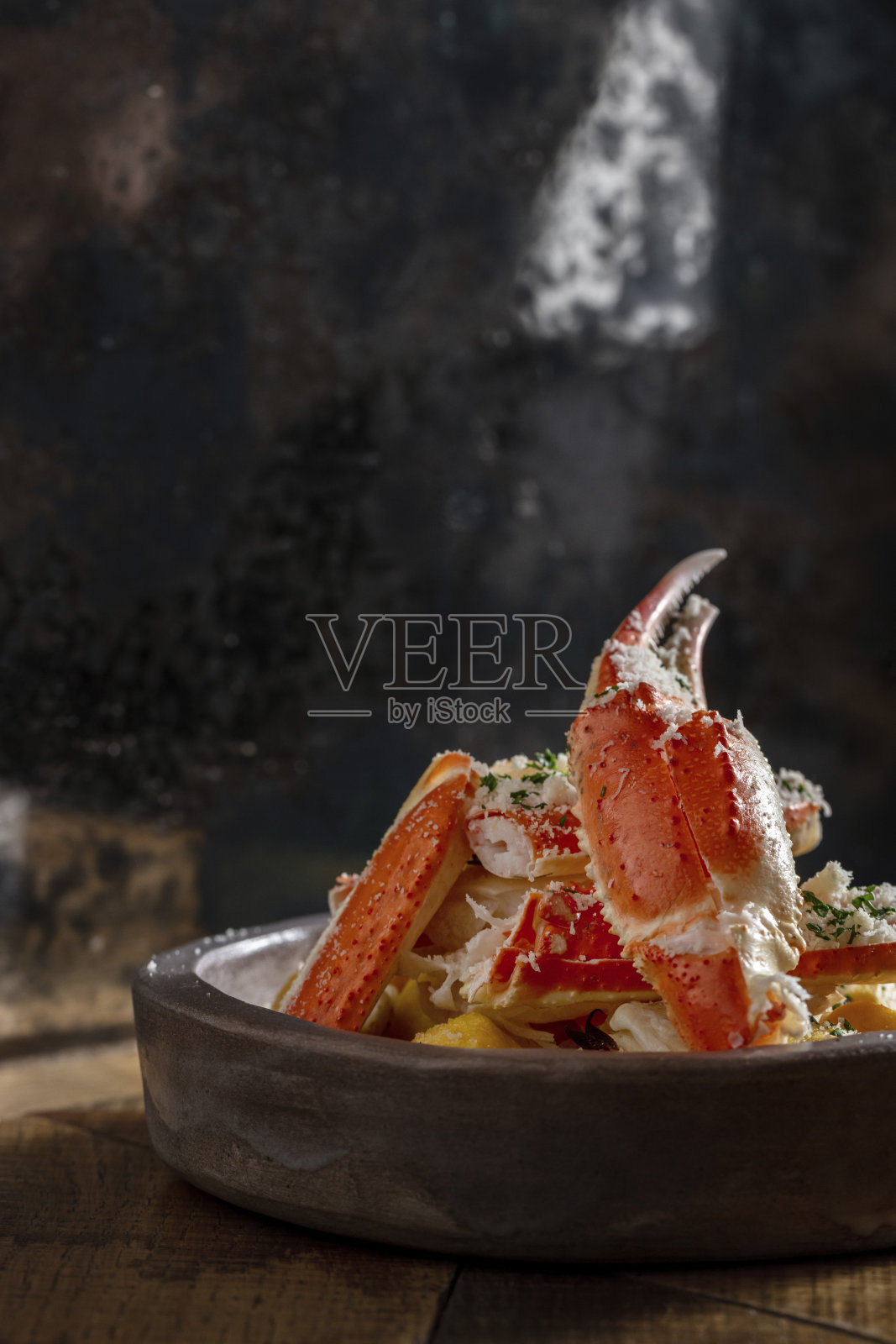 奶油芝士土豆配白葡萄酒配蟹肉照片摄影图片