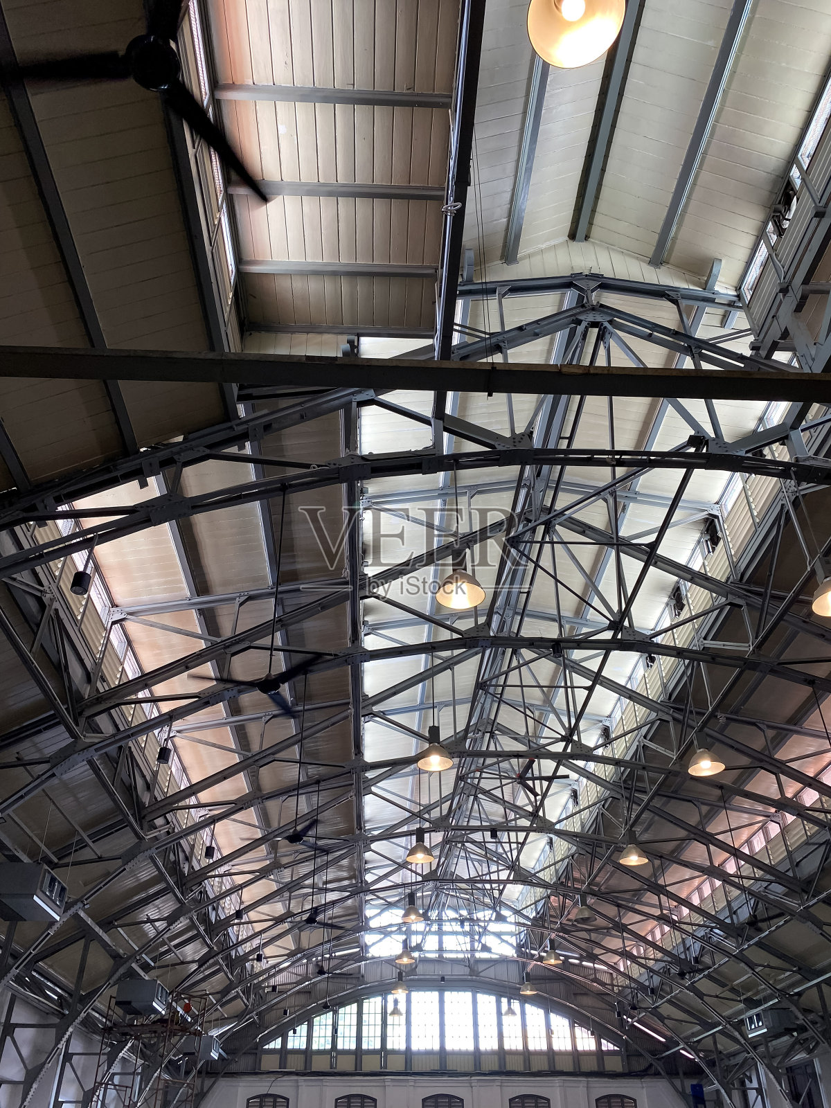 高视野天花板由轻钢结构制成照片摄影图片