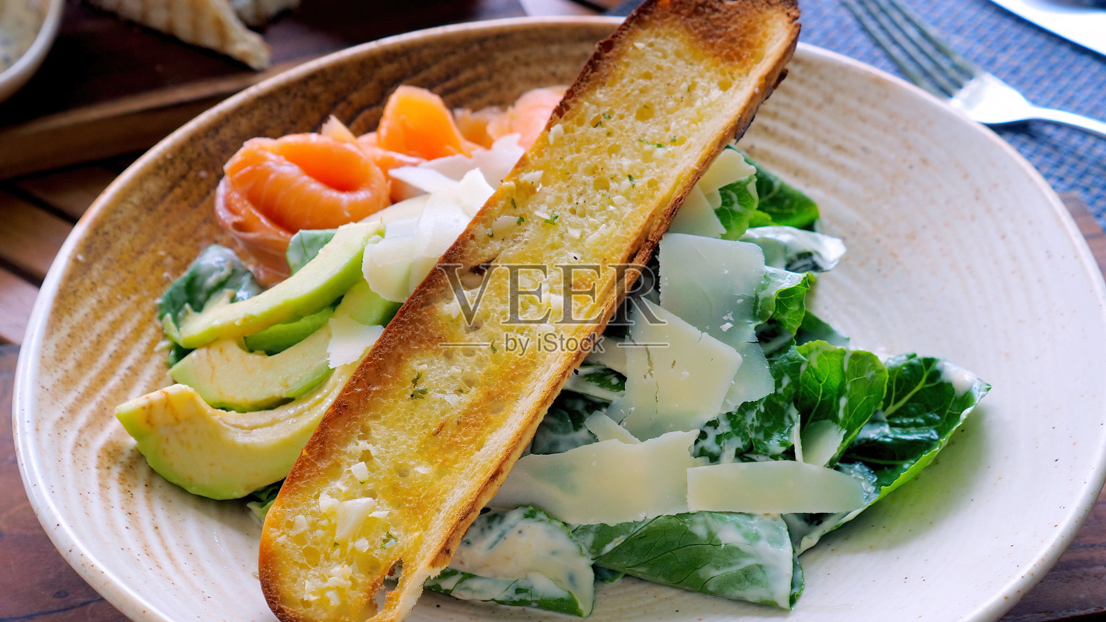 蔬菜，奶酪，鳄梨，烟熏三文鱼沙拉照片摄影图片