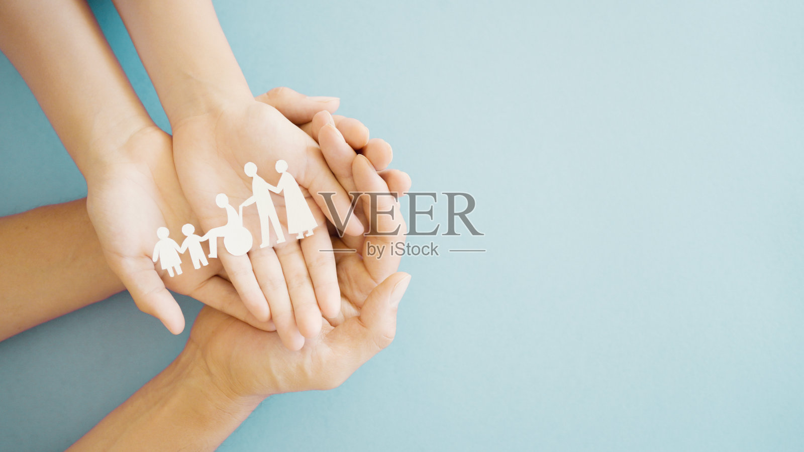 手牵手，多元家庭，快乐的护理人员和志愿者，残疾疗养院，康复和健康保险概念照片摄影图片