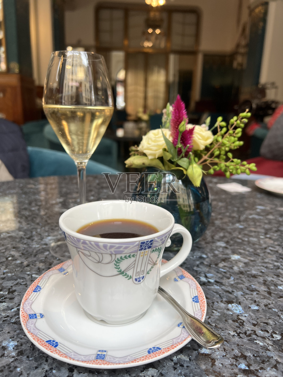 桌上有一杯咖啡和酒杯照片摄影图片