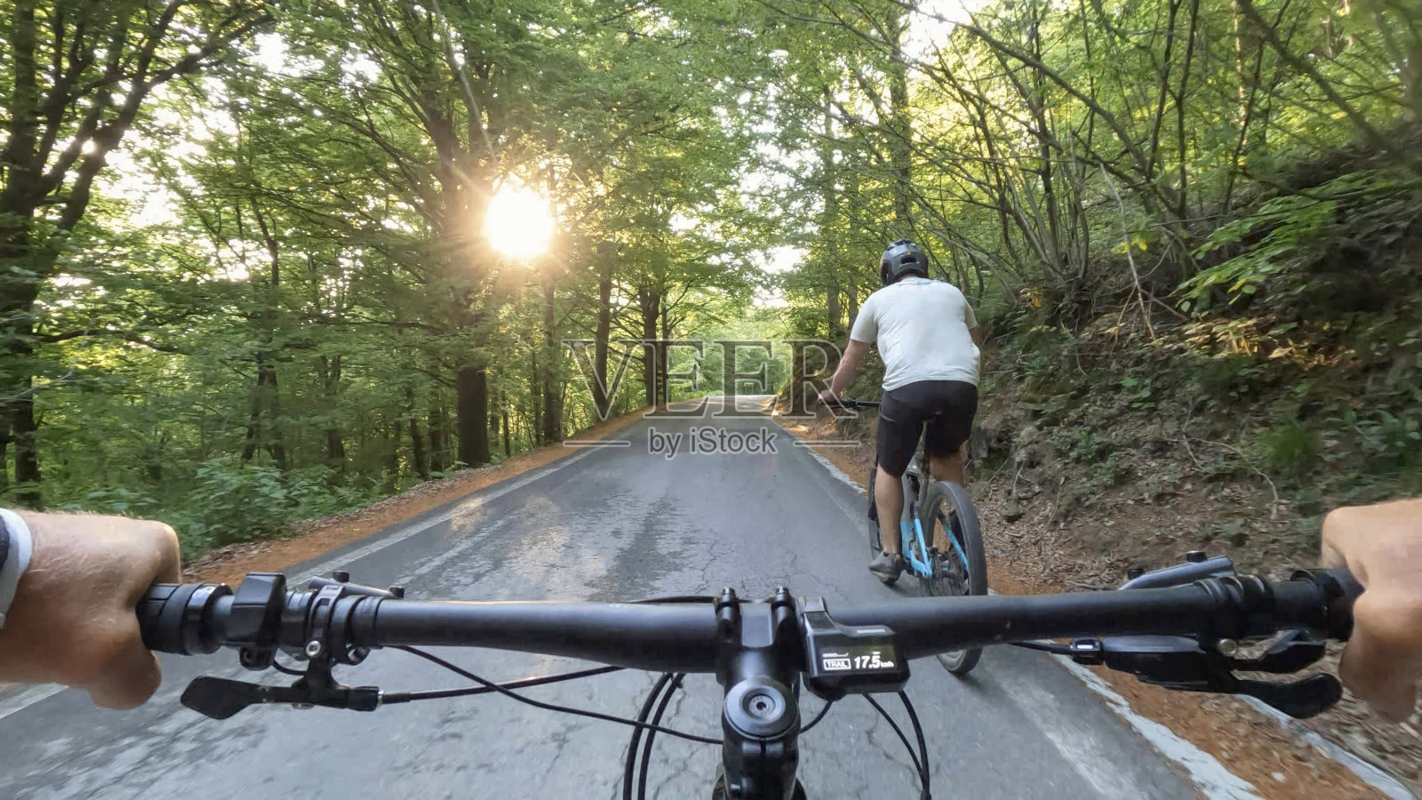 第一人称视角跟踪前面的男性摩托车手照片摄影图片