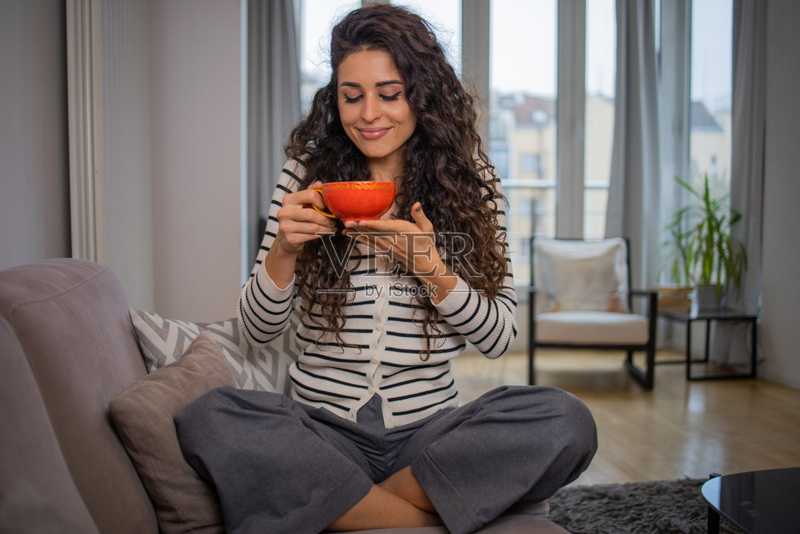 在家喝咖啡放松的女人照片摄影图片