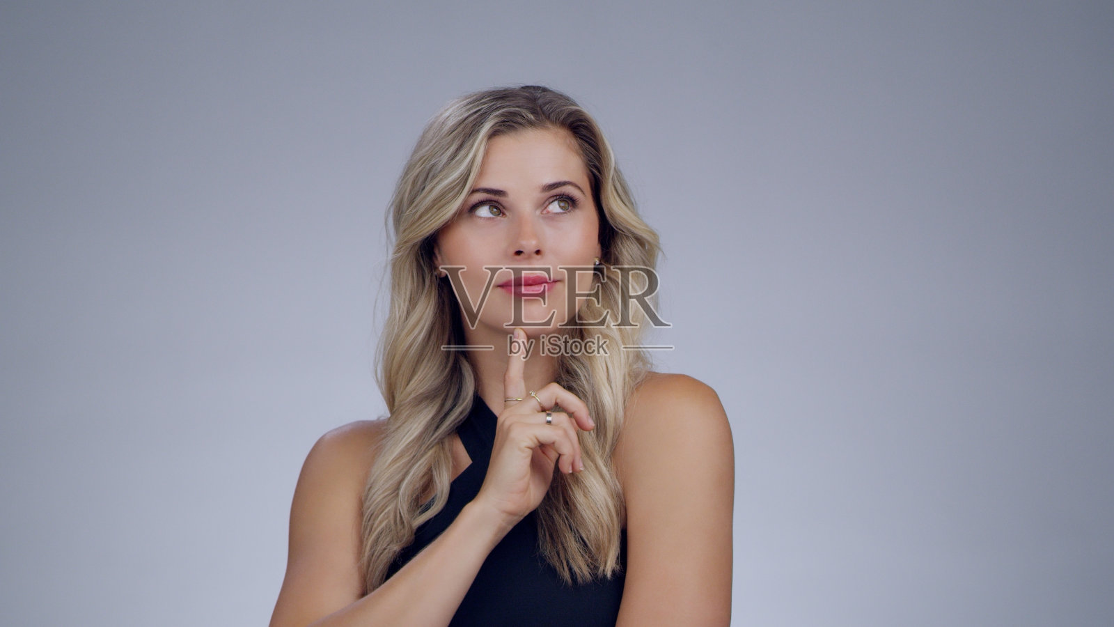 思考，美丽和女人的脸，在灰色的背景下，充满好奇，质疑和远见。深思熟虑的模型，沉思和女性的想法在自然化妆品，化妆和风格照片摄影图片