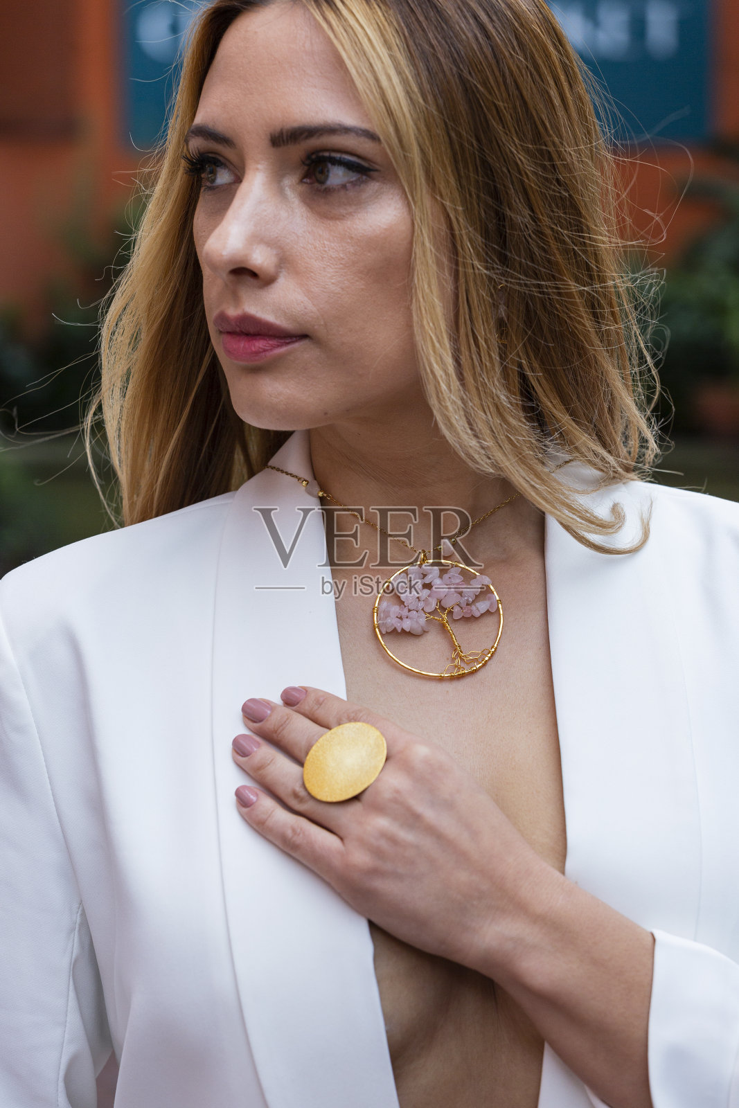 拉丁女人露出她的首饰，她的拉丁女人露出她的首饰照片摄影图片