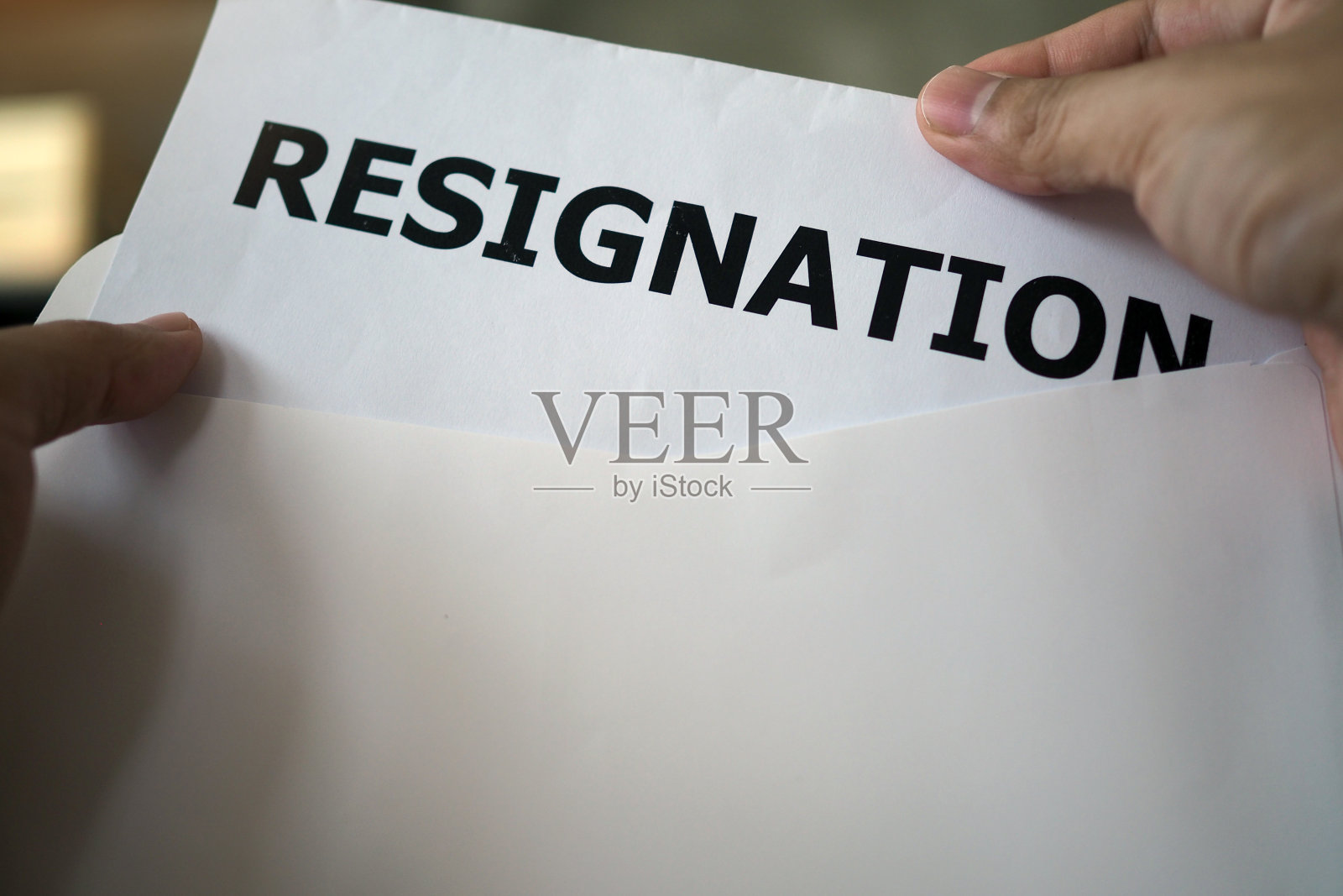 高管们正在打开员工们的辞职信。辞职和职位空缺的概念照片摄影图片