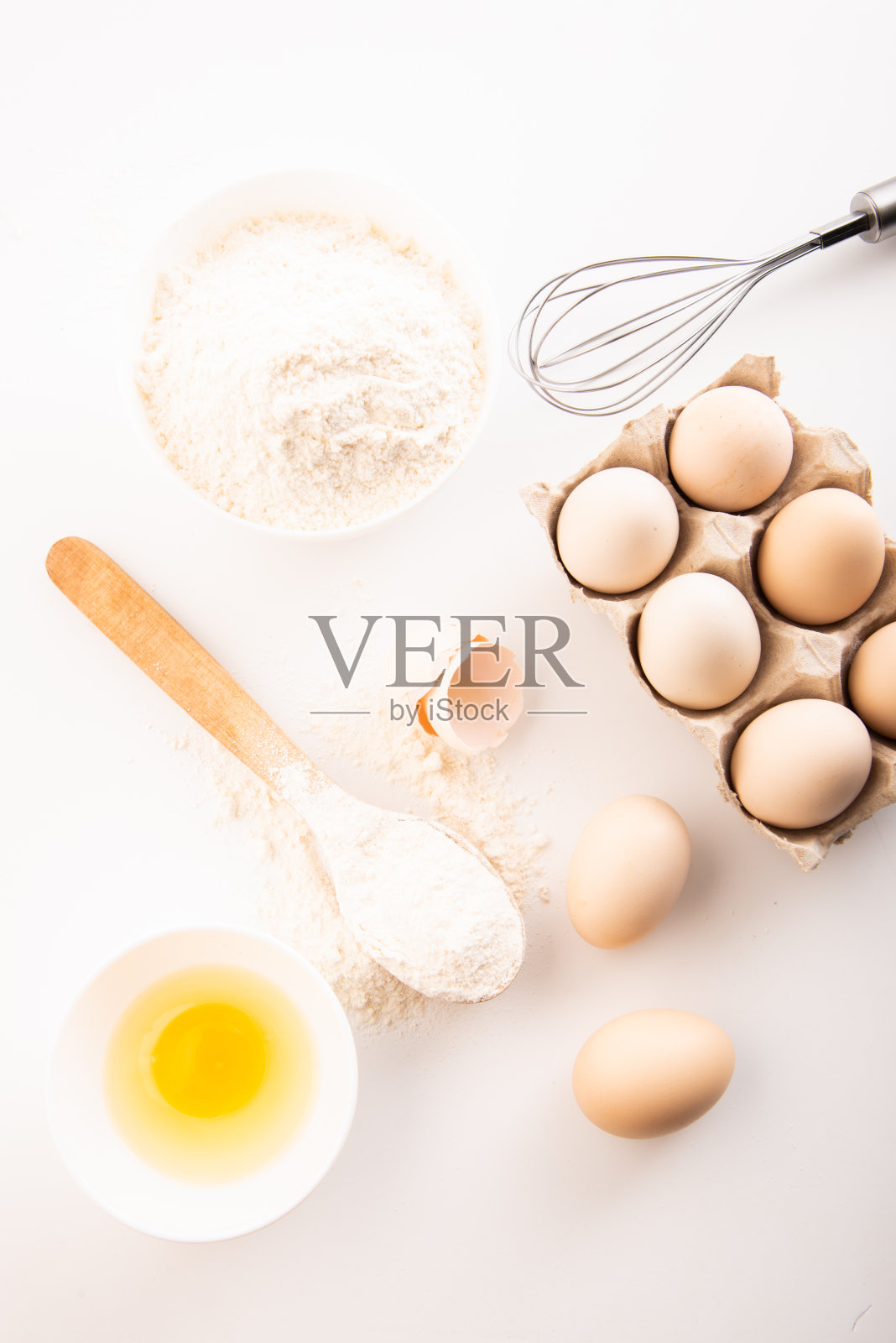 白底加面粉的新鲜鸡蛋。烹饪照片摄影图片