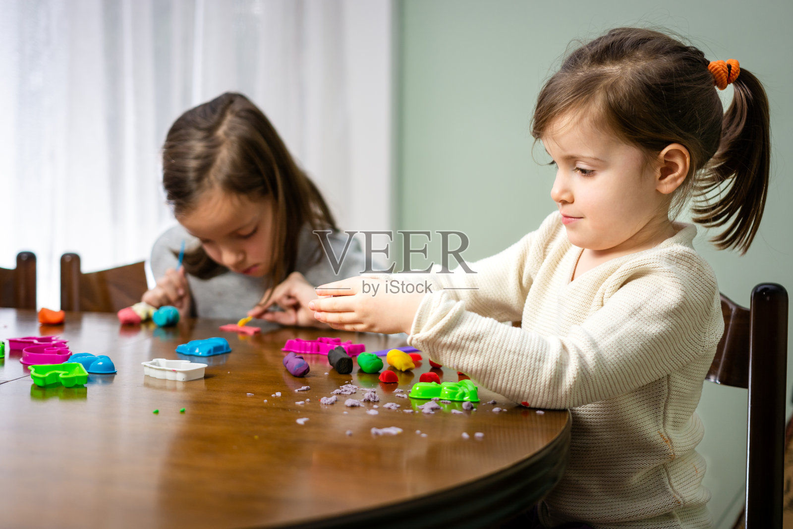 在家玩黏土做造型的女孩照片摄影图片