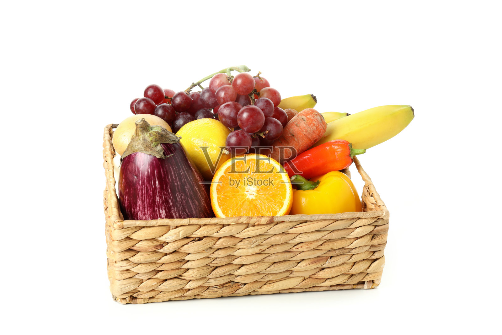 篮子里的蔬菜和水果被隔离在白色的背景上照片摄影图片