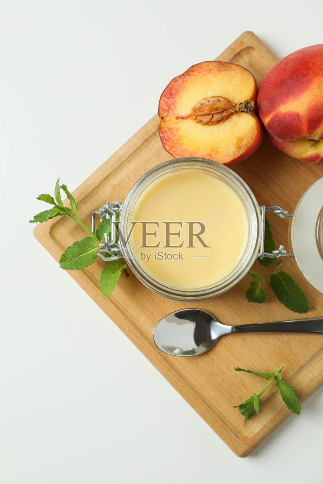 健康食品的概念，白色背景的桃子酸奶照片摄影图片