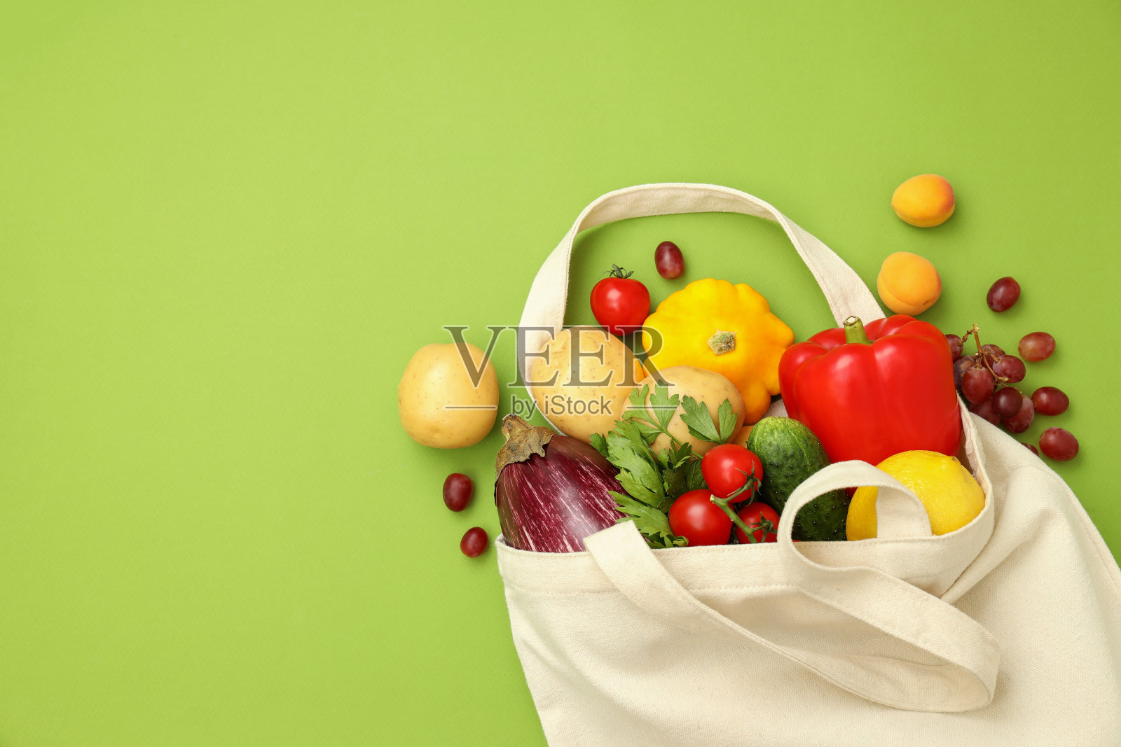 棉花袋与蔬菜和水果在绿色背景照片摄影图片