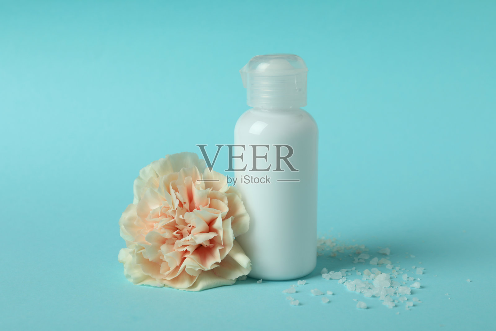 蓝色背景的天然水疗化妆品，特写照片摄影图片