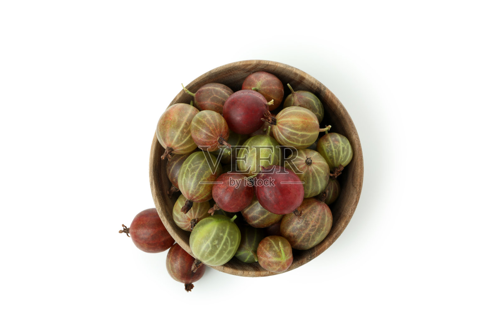 一碗成熟的醋栗，孤立在白色的背景上照片摄影图片