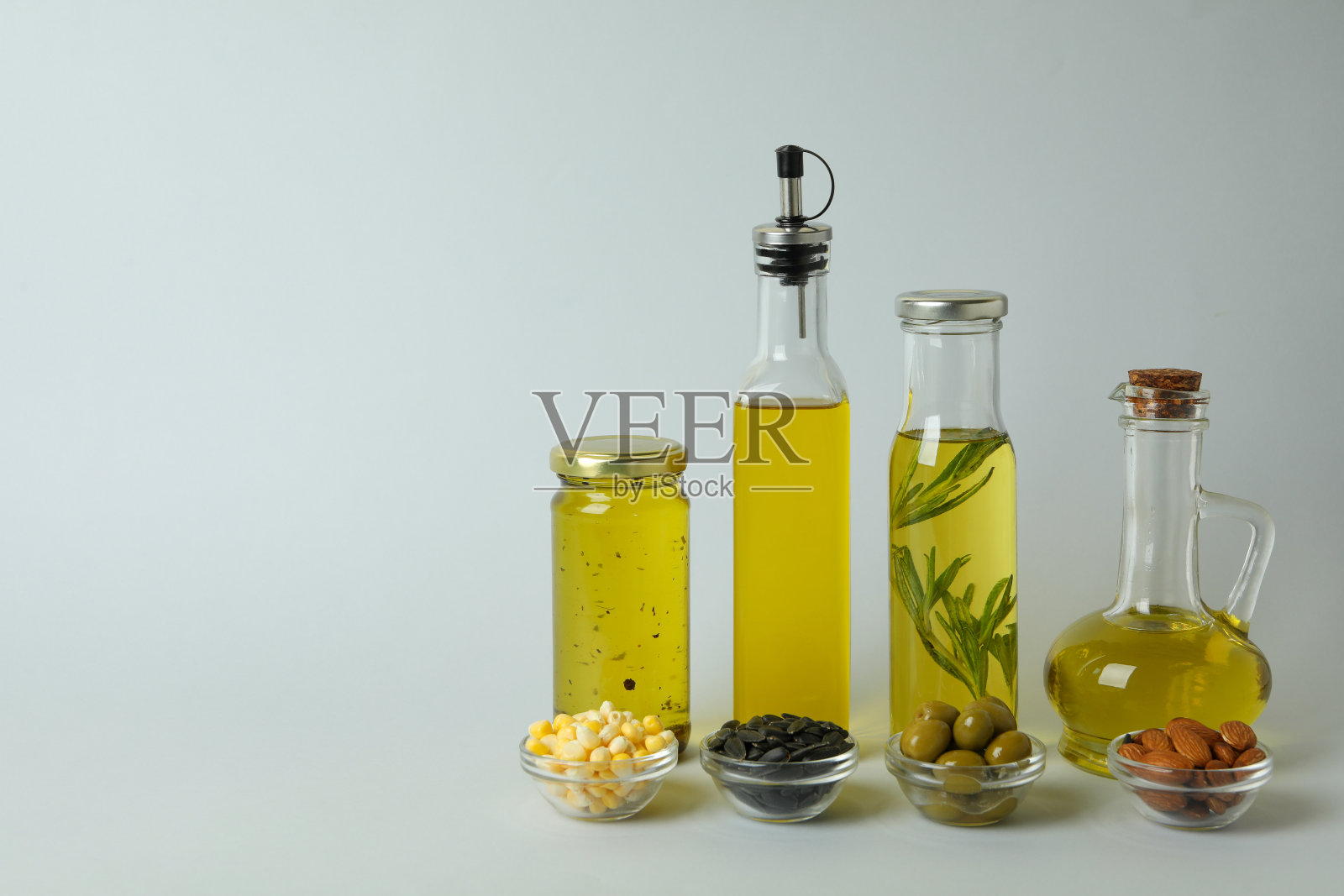 一组不同的油在浅灰色的背景照片摄影图片