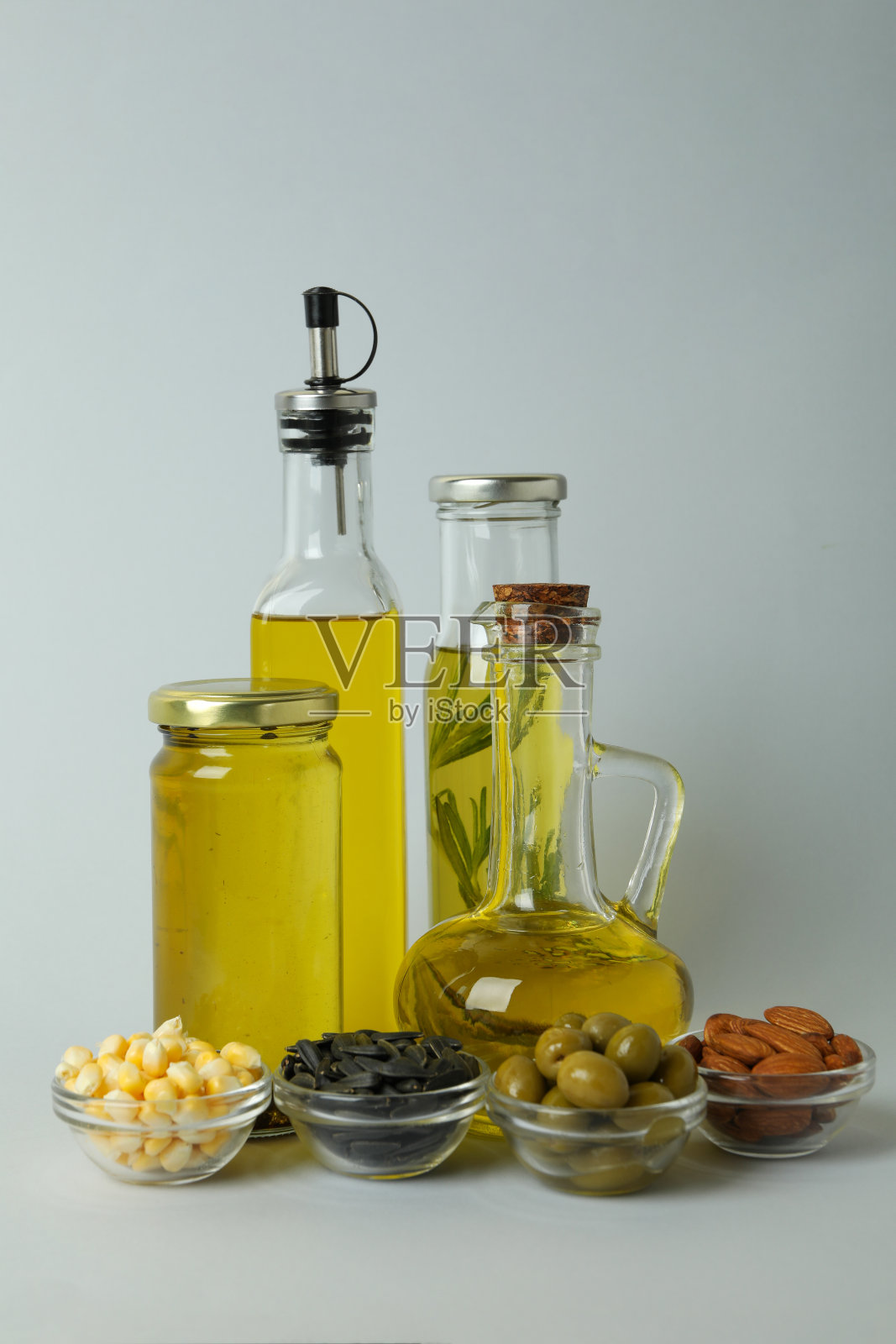 一组不同的油在浅灰色的背景照片摄影图片