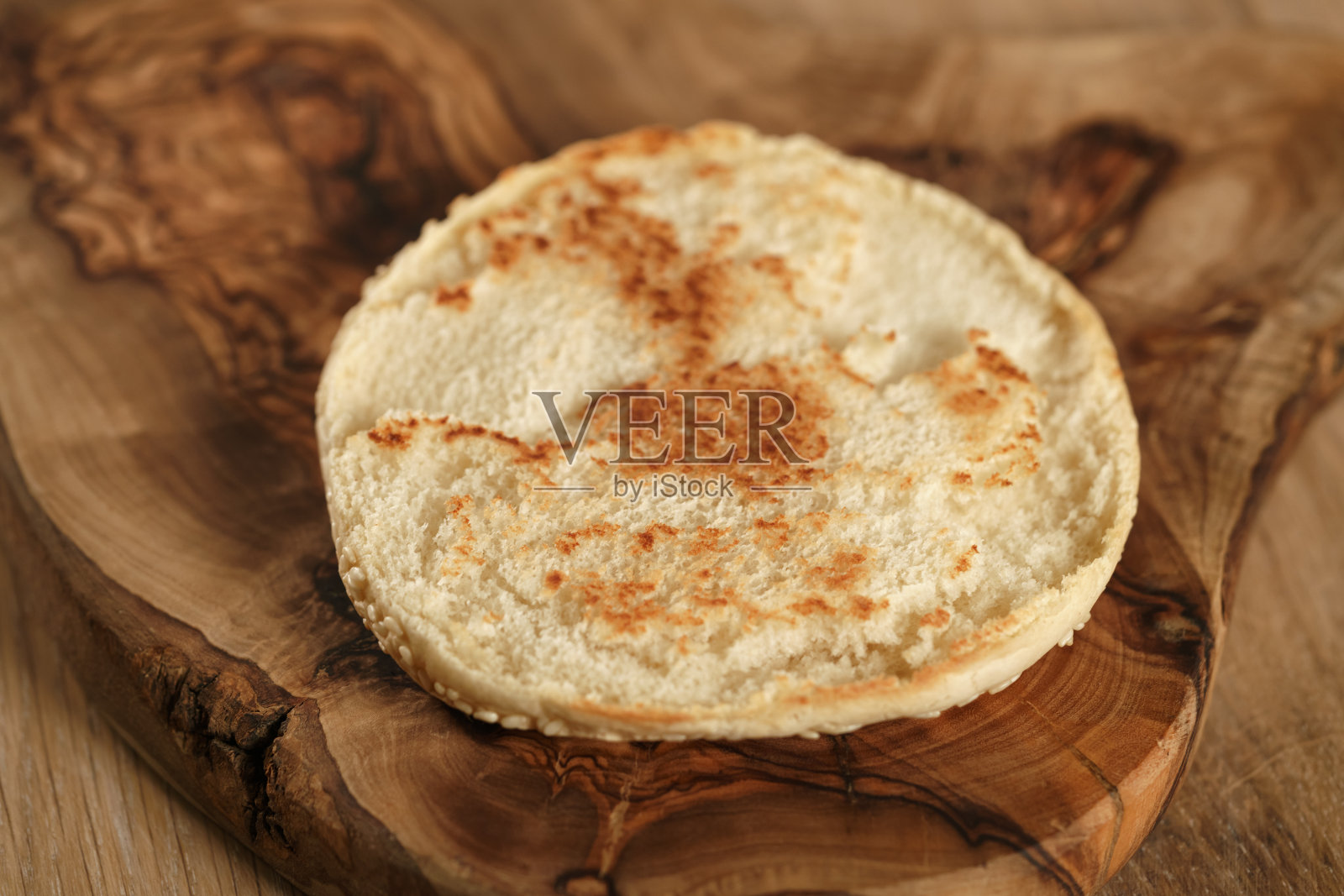 木板上的汉堡面包照片摄影图片