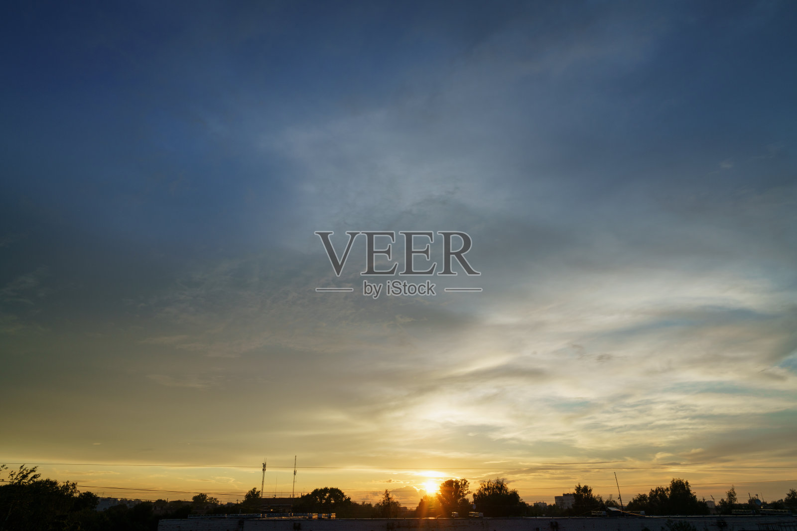 晚霞和城市上空的彩色天空照片摄影图片