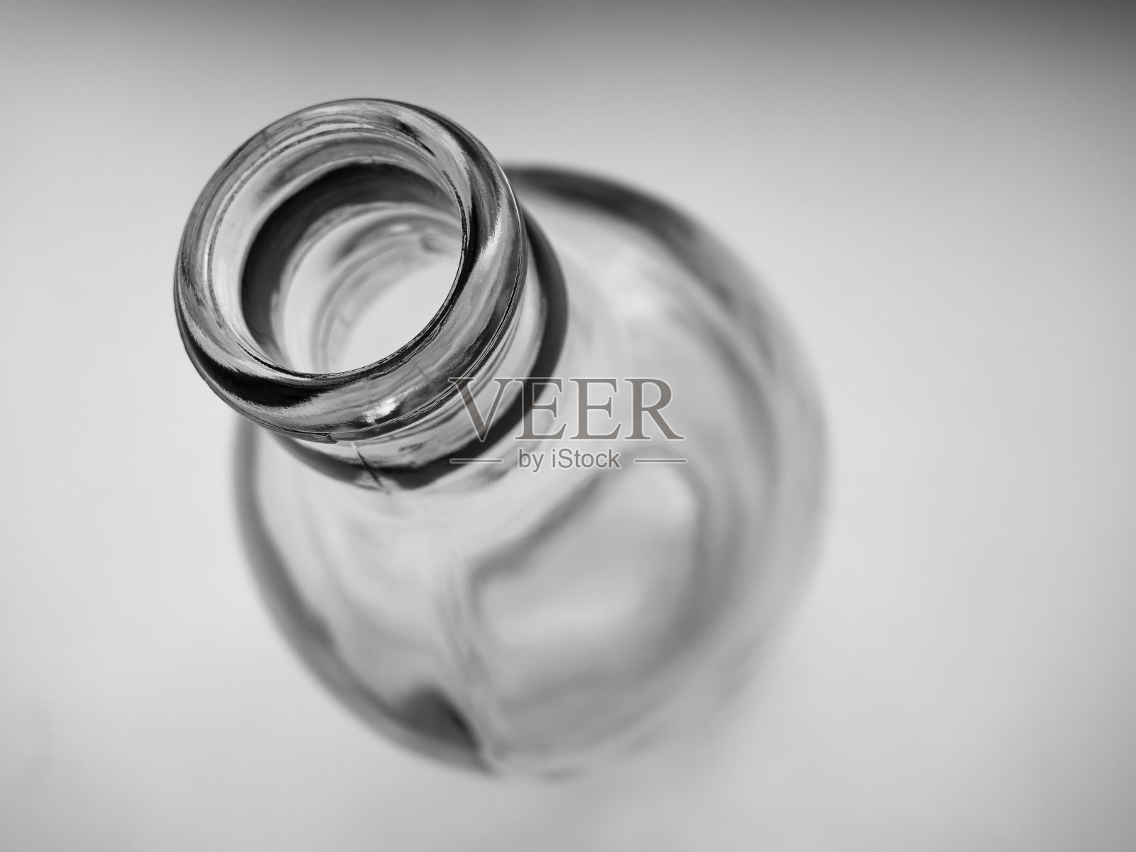 瓶口以白色为背景，黑白相间照片摄影图片