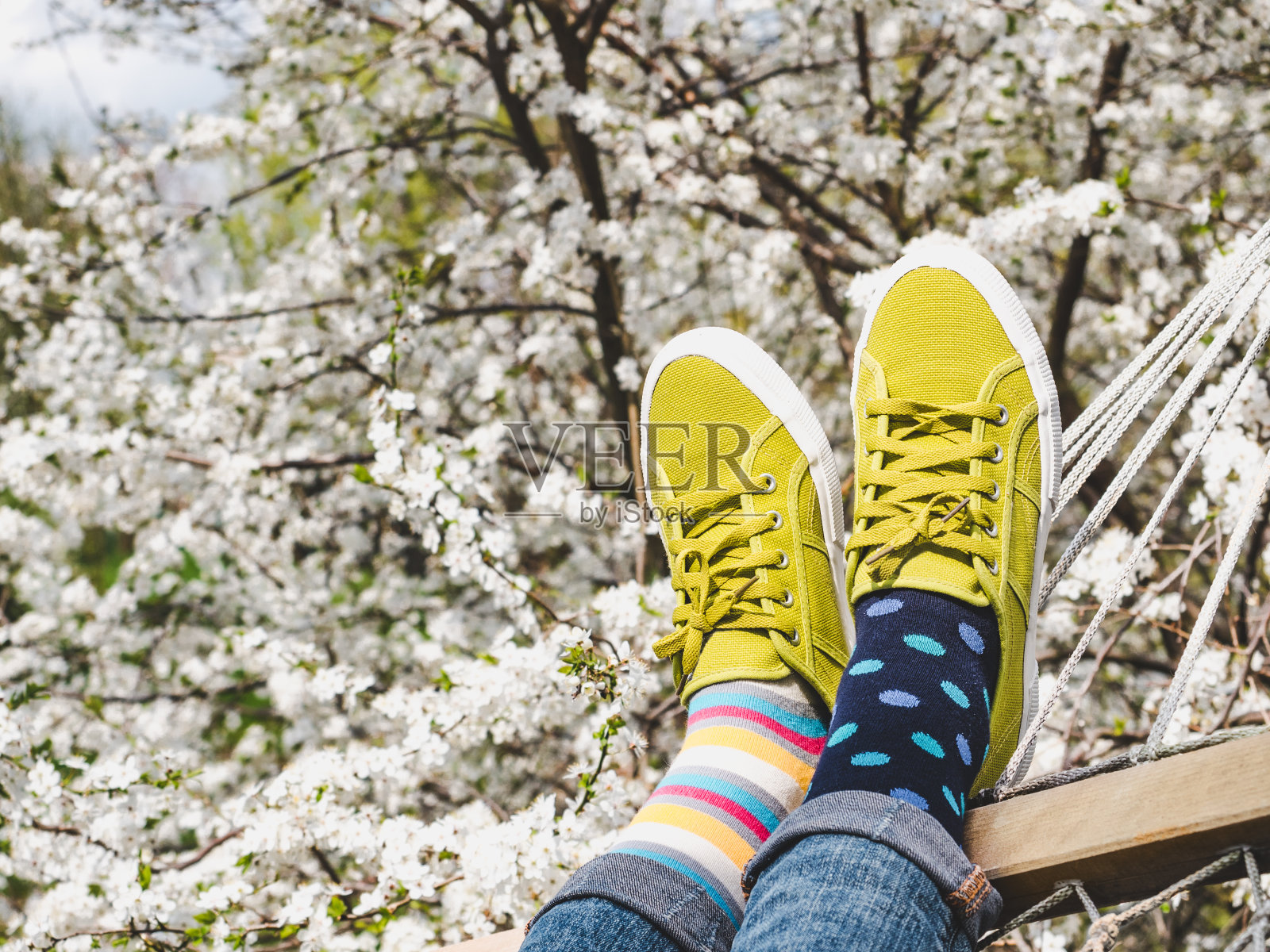 时髦的运动鞋和五颜六色的袜子。特写镜头,户外照片摄影图片