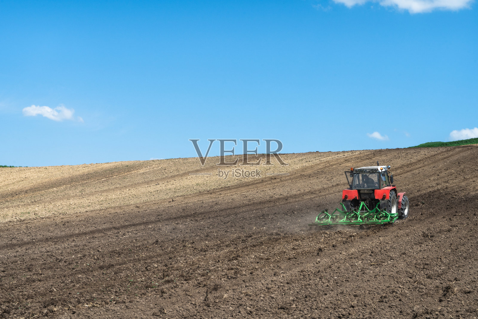 拖拉机在农田里工作，乡村风景照片摄影图片