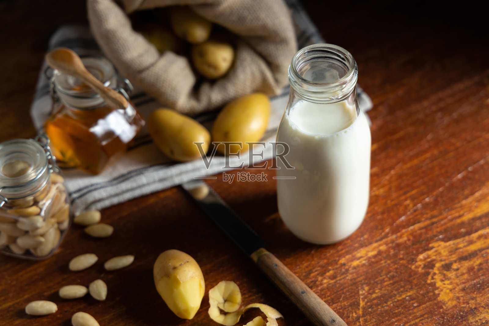 自制土豆奶。照片摄影图片