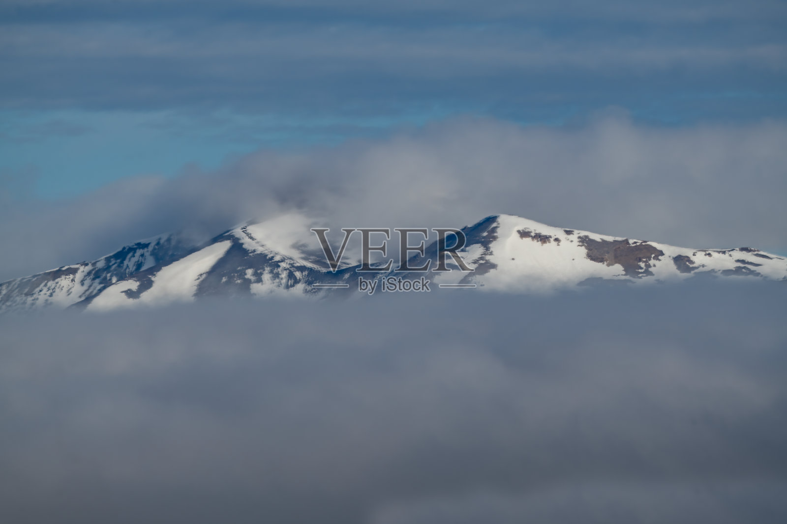 美国西部、北美的黄石生态系统中，云层之上的雪峰的山景照片摄影图片